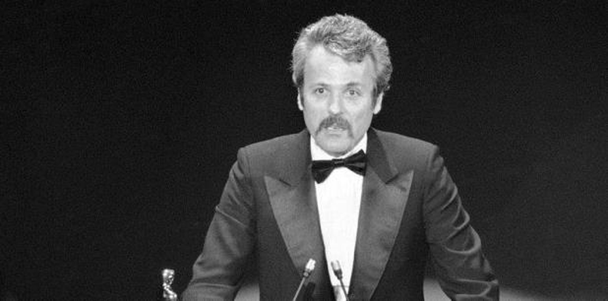 William Goldman recibiendo su premio Oscar por "All The President’s Men" en 1977. (AP)