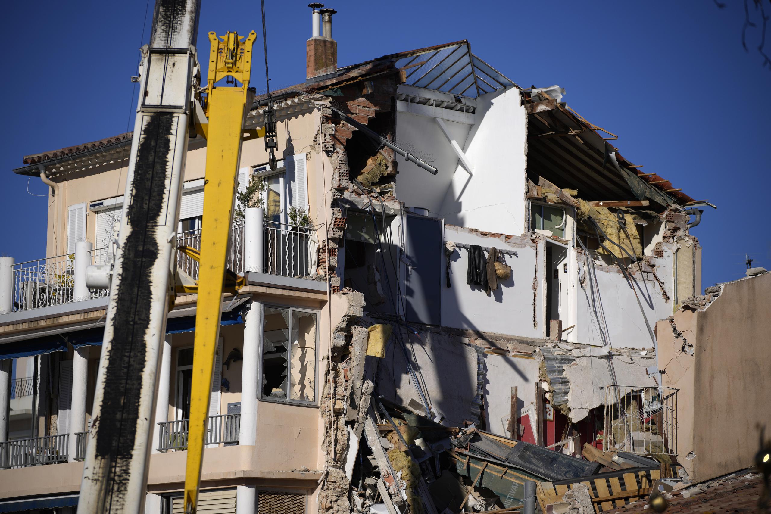 Bomberos atienden emergencia en edificio que colapsó en Sanary-sur-Mer, Francia.