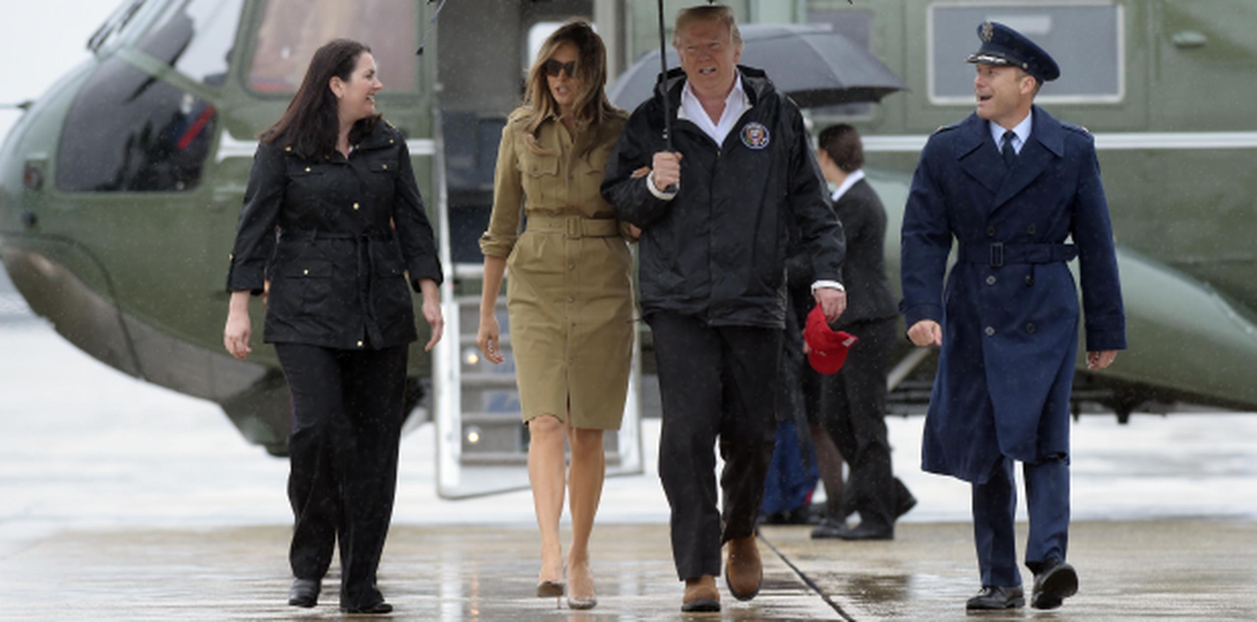 El pasado martes, Melania Trump fue criticada por usuarios de las redes sociales por su "curiosa" selección de calzado antes de partir hacia Texas. (AP/Susan Walsh)
