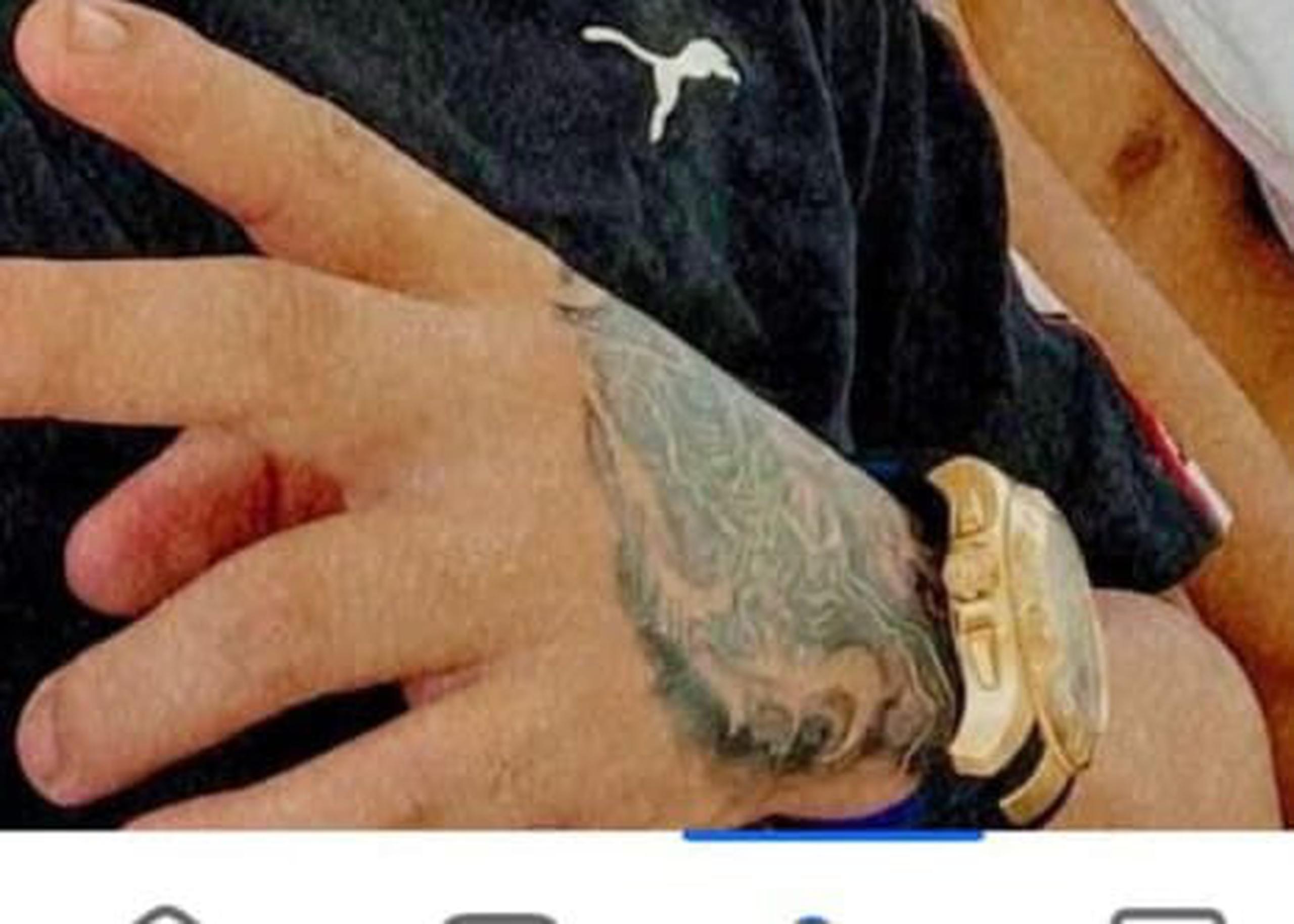 Detalle del tatuaje de Jenniel Alexander Rodríguez García, de 18 años, en la mano izquierda, quien está acusado en ausencia por el asesinato de una pareja de adultos mayores en el barrio Húcares en Naguabo.