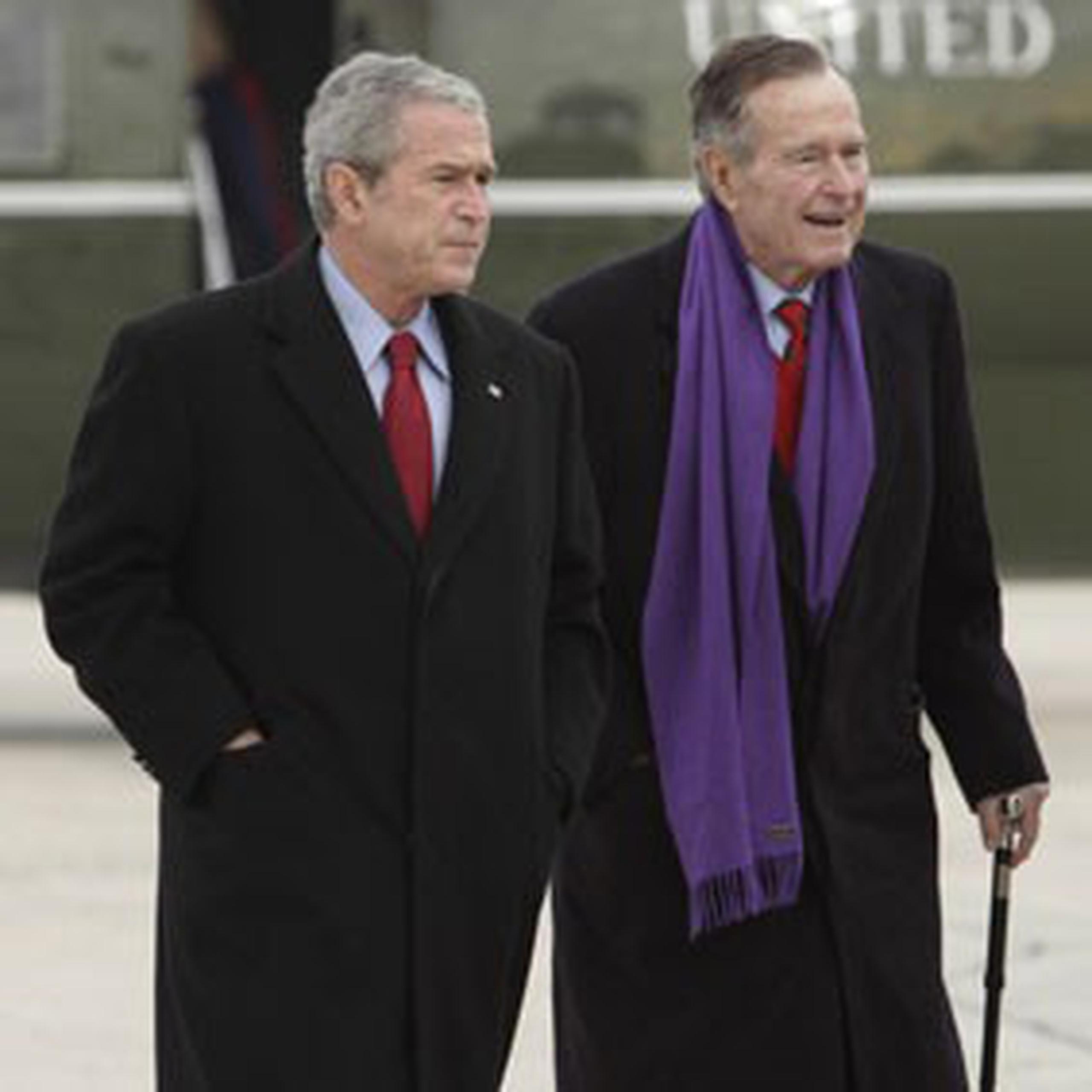 Un pirata informático ha logrado acceder a los correos electrónicos de los expresidentes de Estados Unidos George H.W. Bush y George W. Bush y los ha colgado en la red. (AP)
