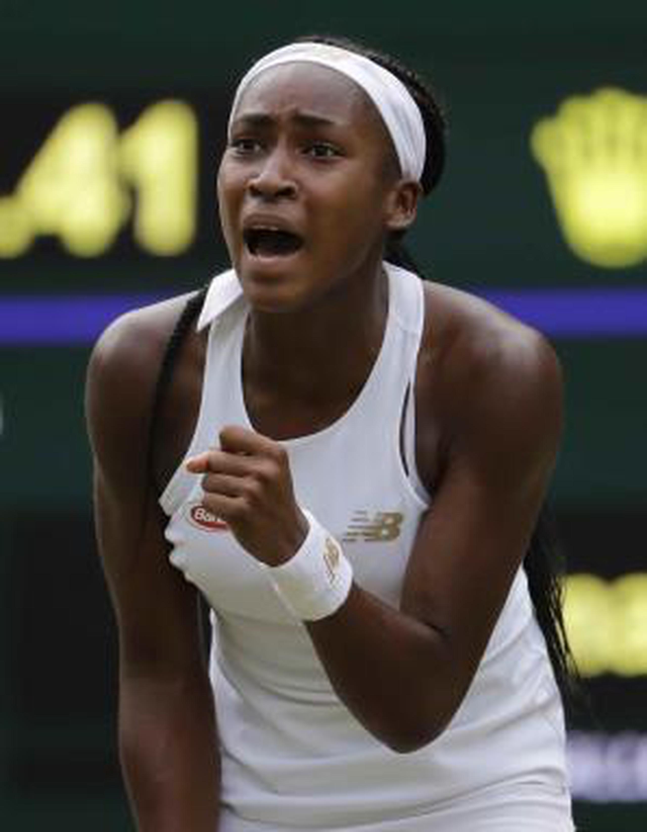En esta foto del 5 de julio de 2019, la estadounidense Coco Gauff reacciona tras ganar un punto ante la eslovena Polona Hercog en la tercera ronda del torneo de Wimbledon. (AP /Ben Curtis)