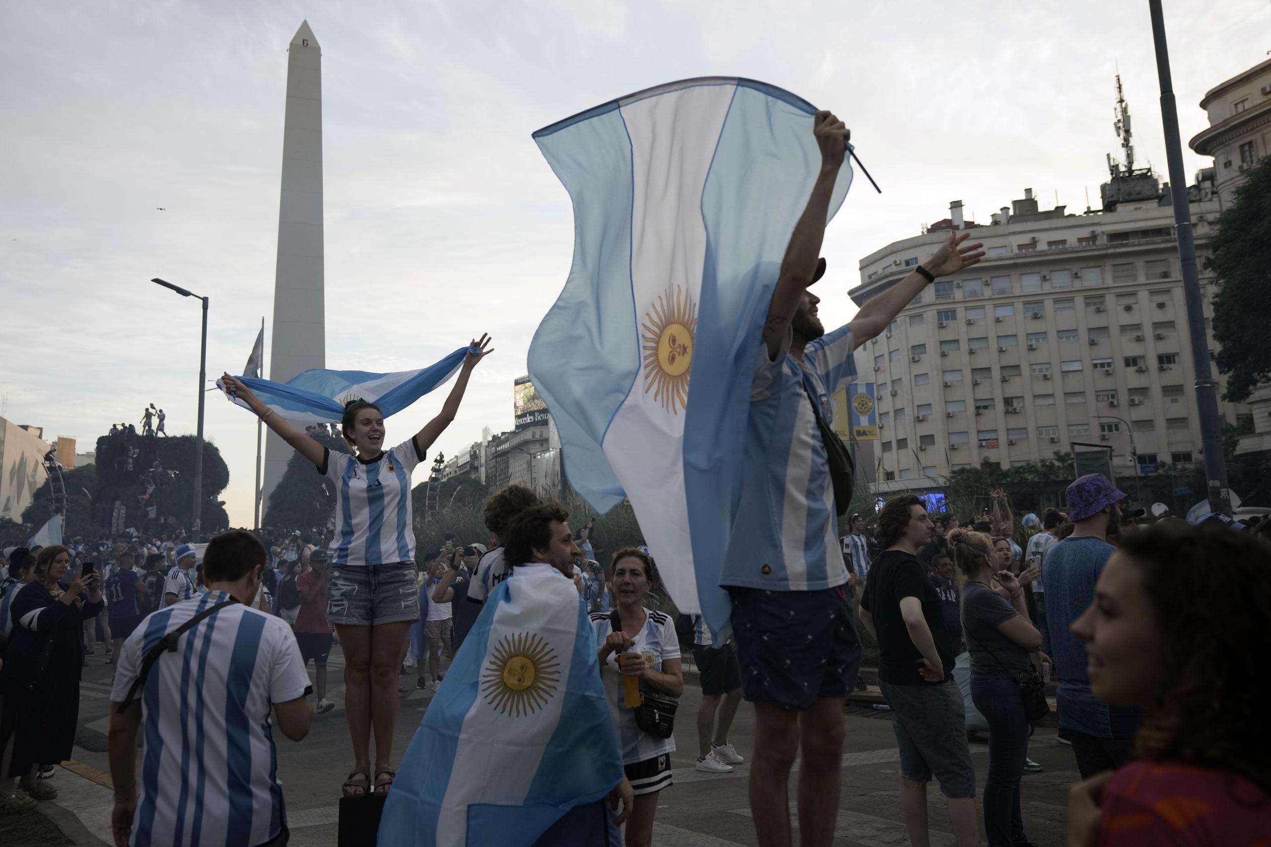Aficionados de Argentina celebran frente al Obelisco en Buenos Aires la victoria ante Croacia en las semifinales de la Copa Mundial el martes.