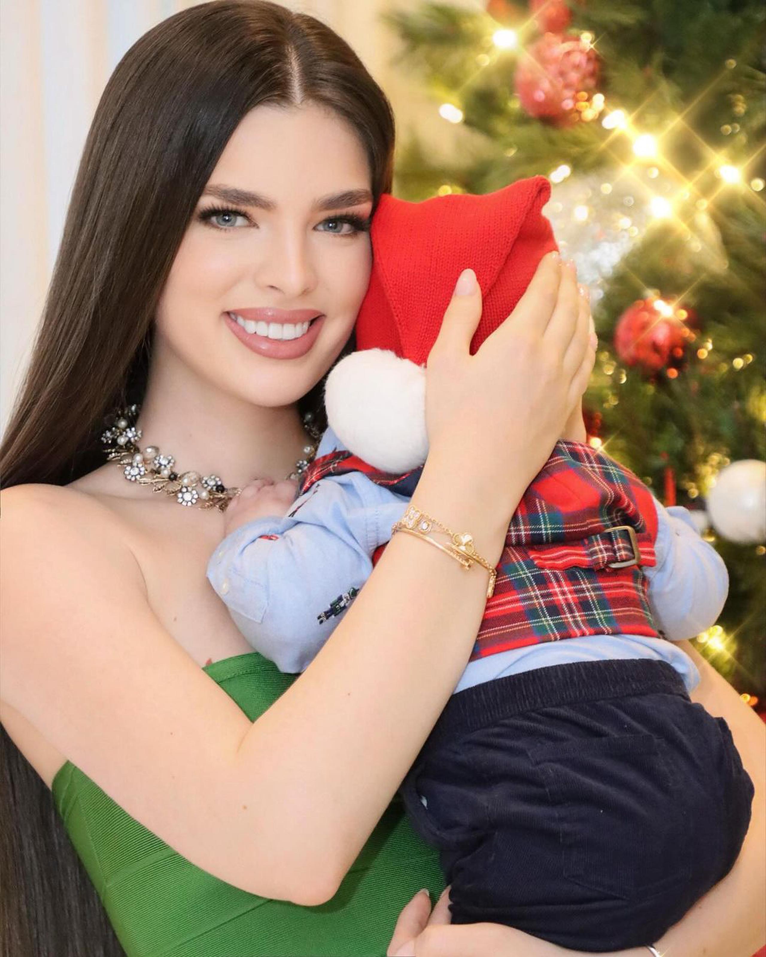 Nadia Ferreira está lucía al retratarse junto a su pequeño hijo en el Día de Navidad.