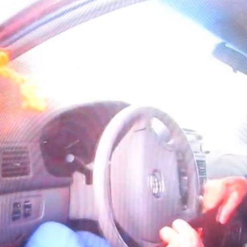 Impresionante rescate de anciana en auto en llamas