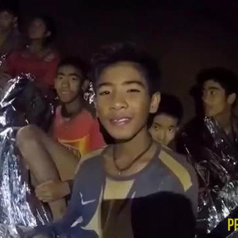 Así lucen los niños y su entrenador tras 11 días atrapados en una cueva inundada en Tailandia