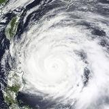 Miles desalojados en Filipinas ante llegada del tifón Mawar
