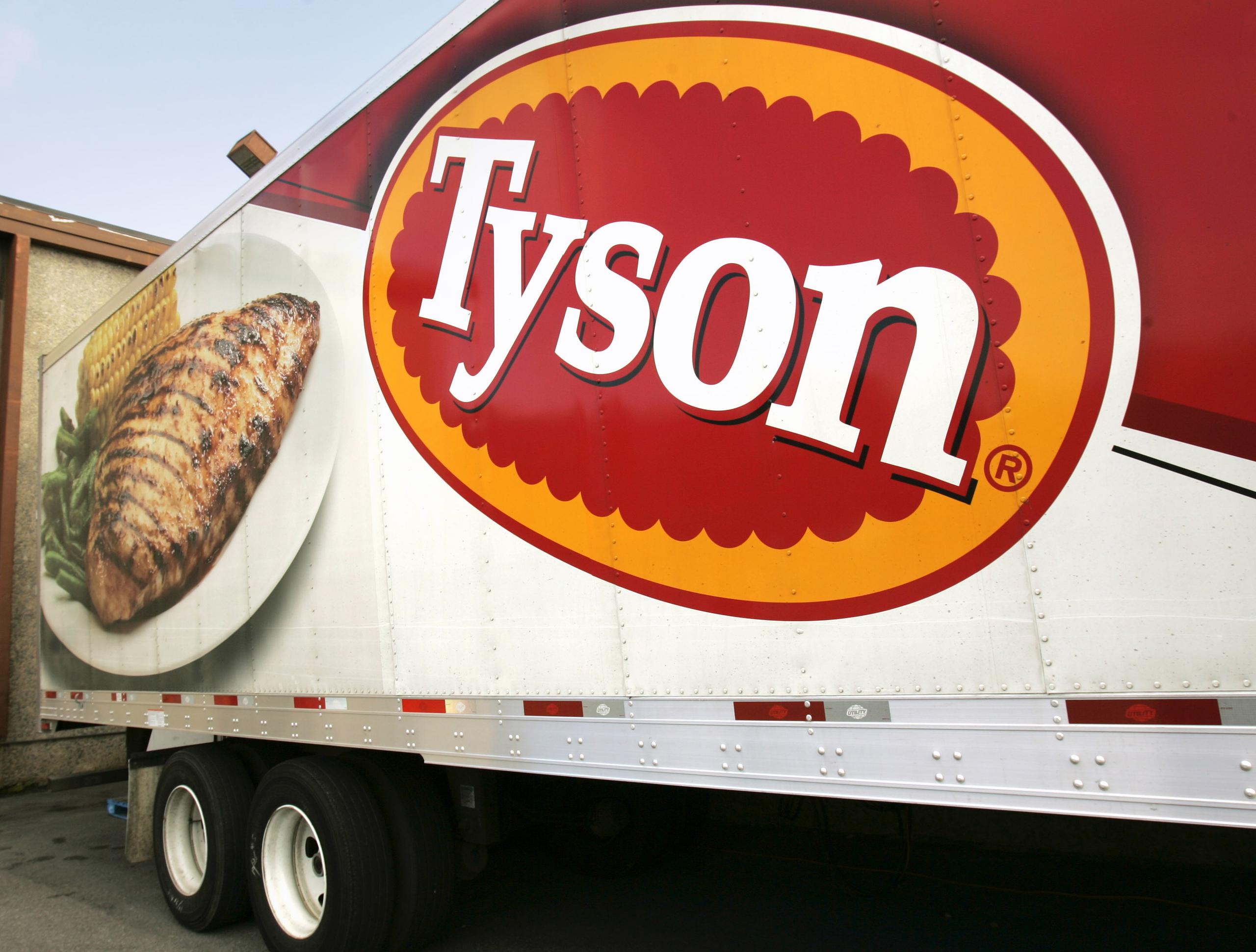 “Al tiempo que las plantas de puerco, res y pollo se ven obligadas a cerrar, incluso por breves periodos, millones de libras de carne desaparecerán de la cadena de suministros”, destacó la empresa Tyson.
