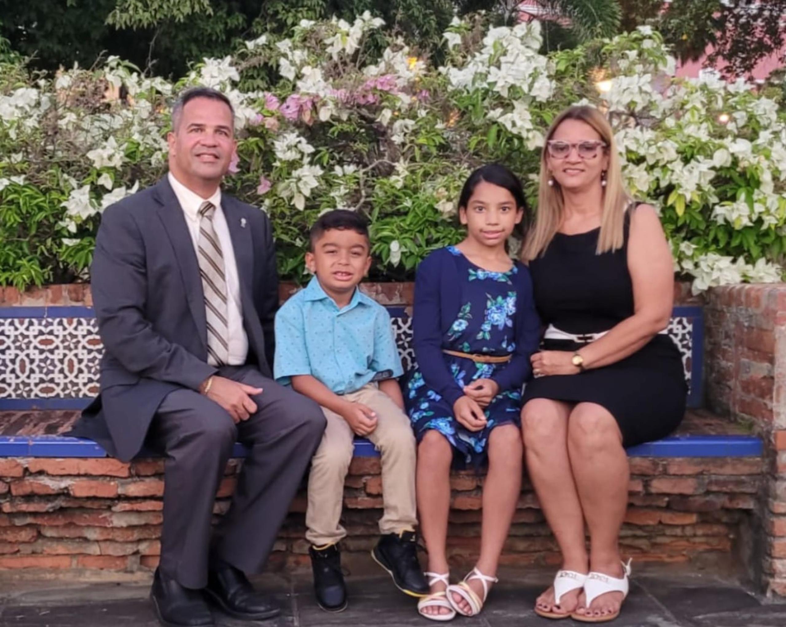 Marcos Cruz, junto a su esposa Georgina Laureano, y sus hijos recién adoptados, Adriana Mía y Diego Jesús.