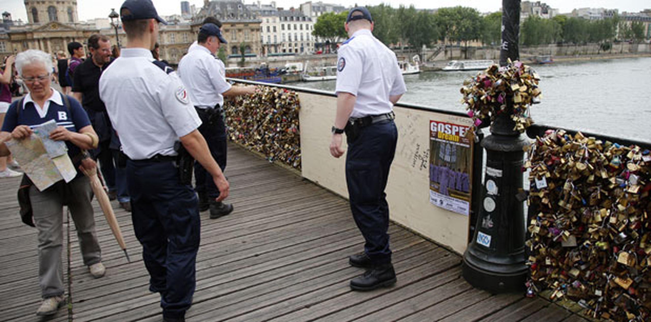 La policía francesa inspecciona el área del puente que se derrumbó el domingo. (AP)