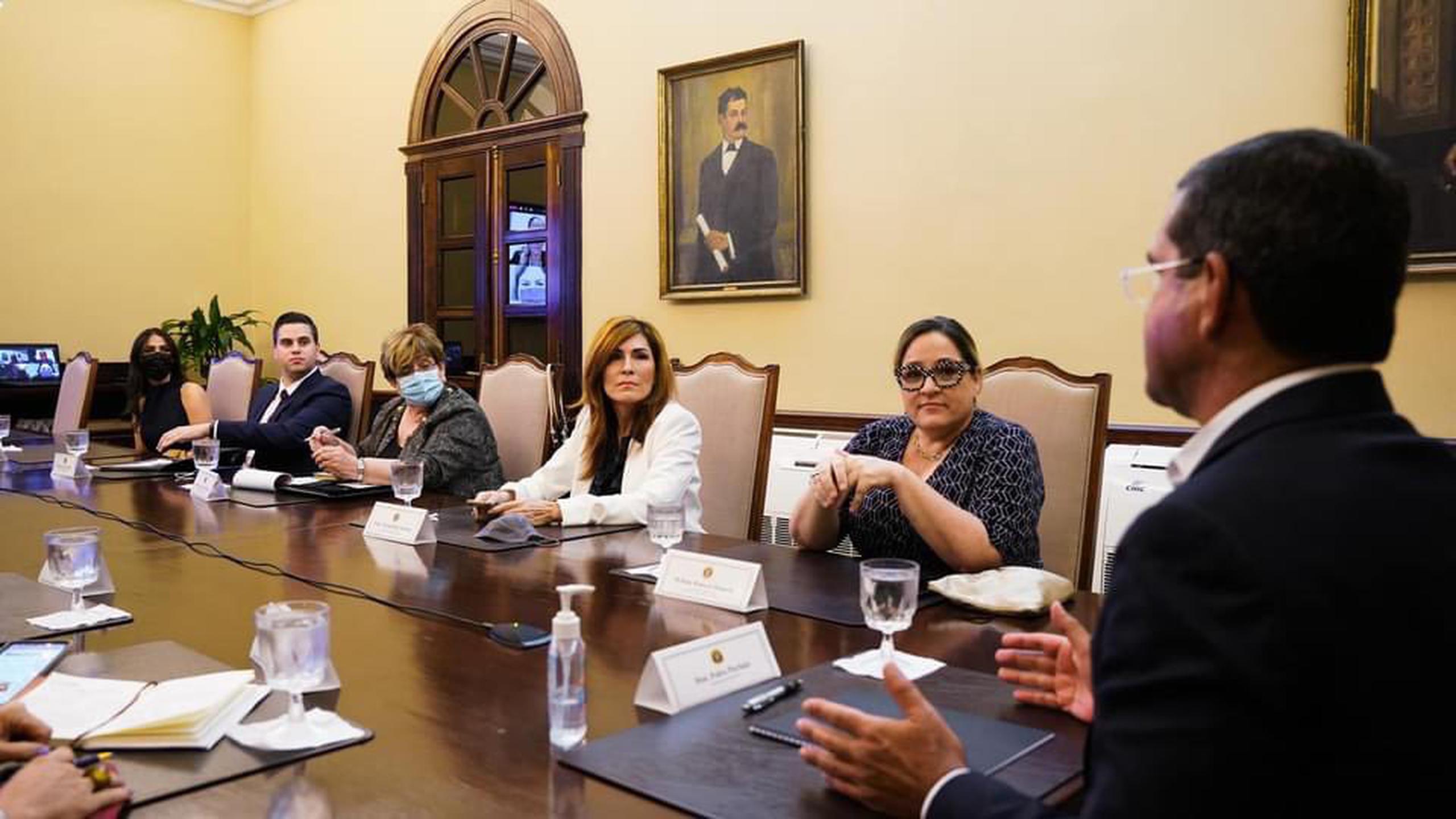 El gobernador Pedro Pierluisi se reunió con los delegados congresionales electos.