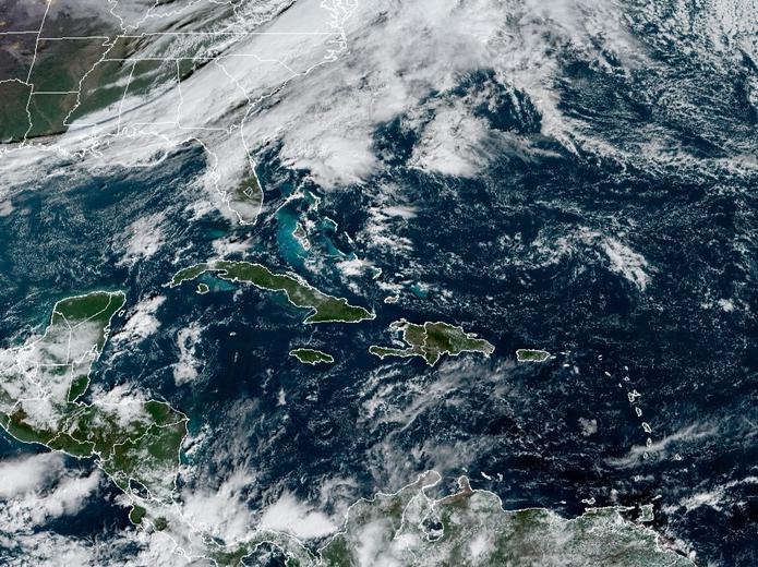 Imagen de satélite en la que se observa el frente frío que se desplaza hacia el sureste de Estados Unidos y se espera que pase por Puerto Rico en los próximos días.