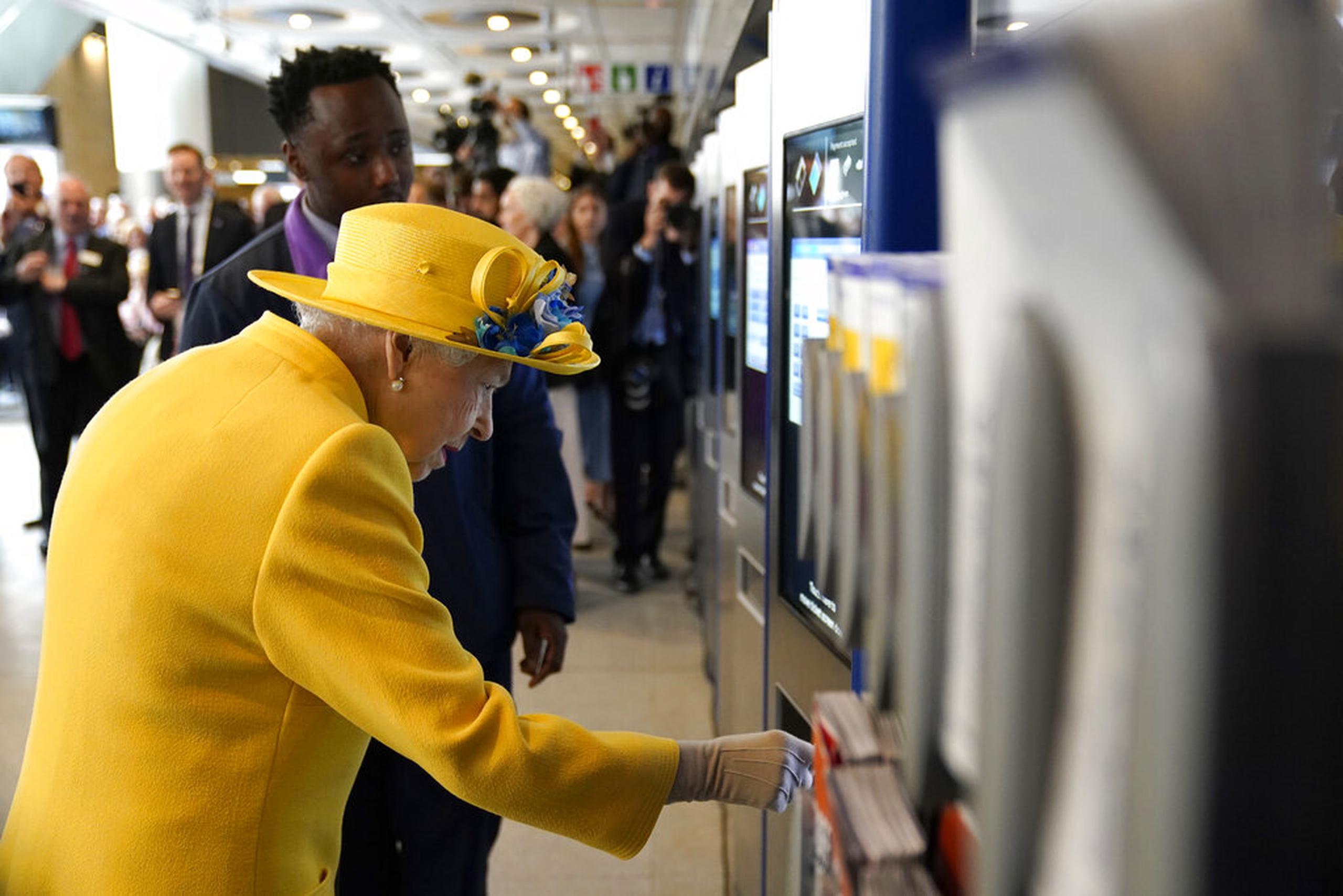 La reina Elizabeth II usa una máquina de tarjetas en la estación de Paddington en Londres, el 17 de mayo de 2022.