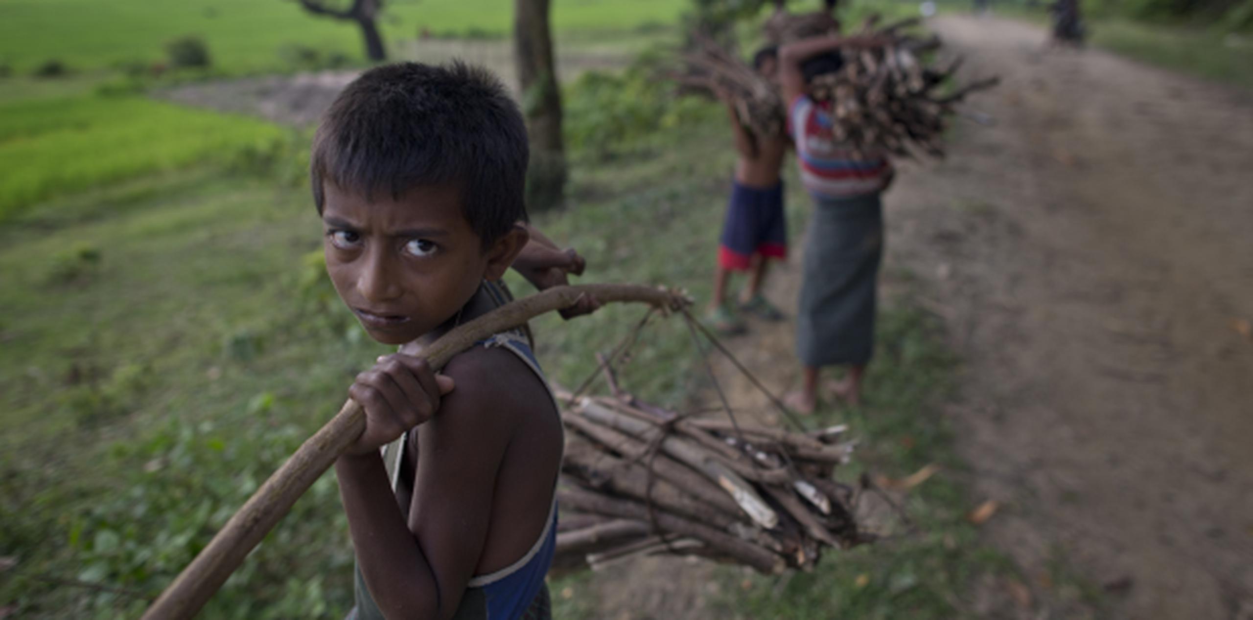 A los niños de la secta musulmana los rohingya, no les quedan muchas opciones aparte de trabajar como obreros, recibiendo el equivalente de un dólar por día. (AP/Gemunu Amarasinghe/Archivo)