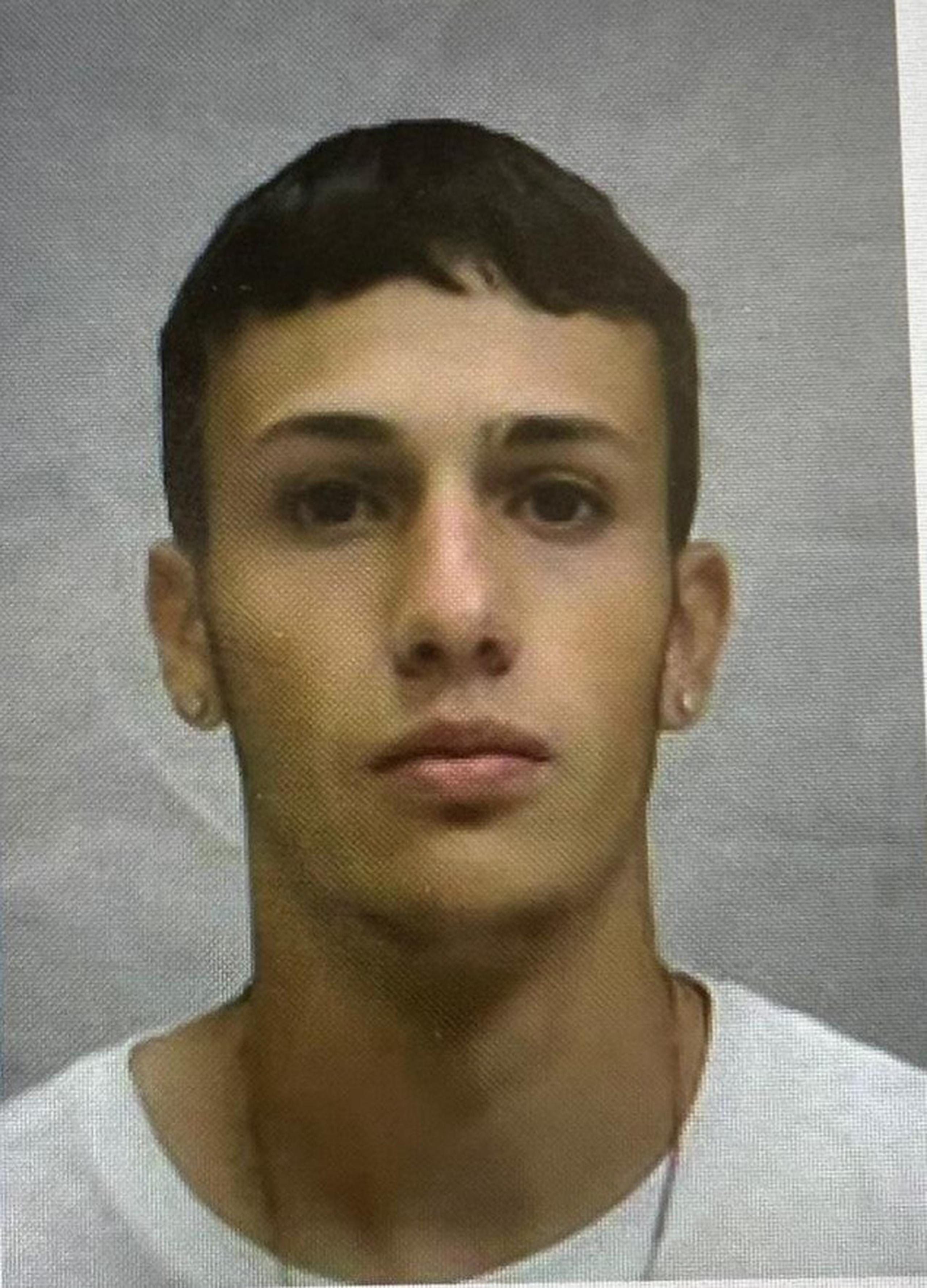 Contra Kaleb Villafañe Rosario de 22 años, pesa una orden de arresto por asesinato en primer grado y violación a la Ley de Armas con una fianza de $1.4 millones.