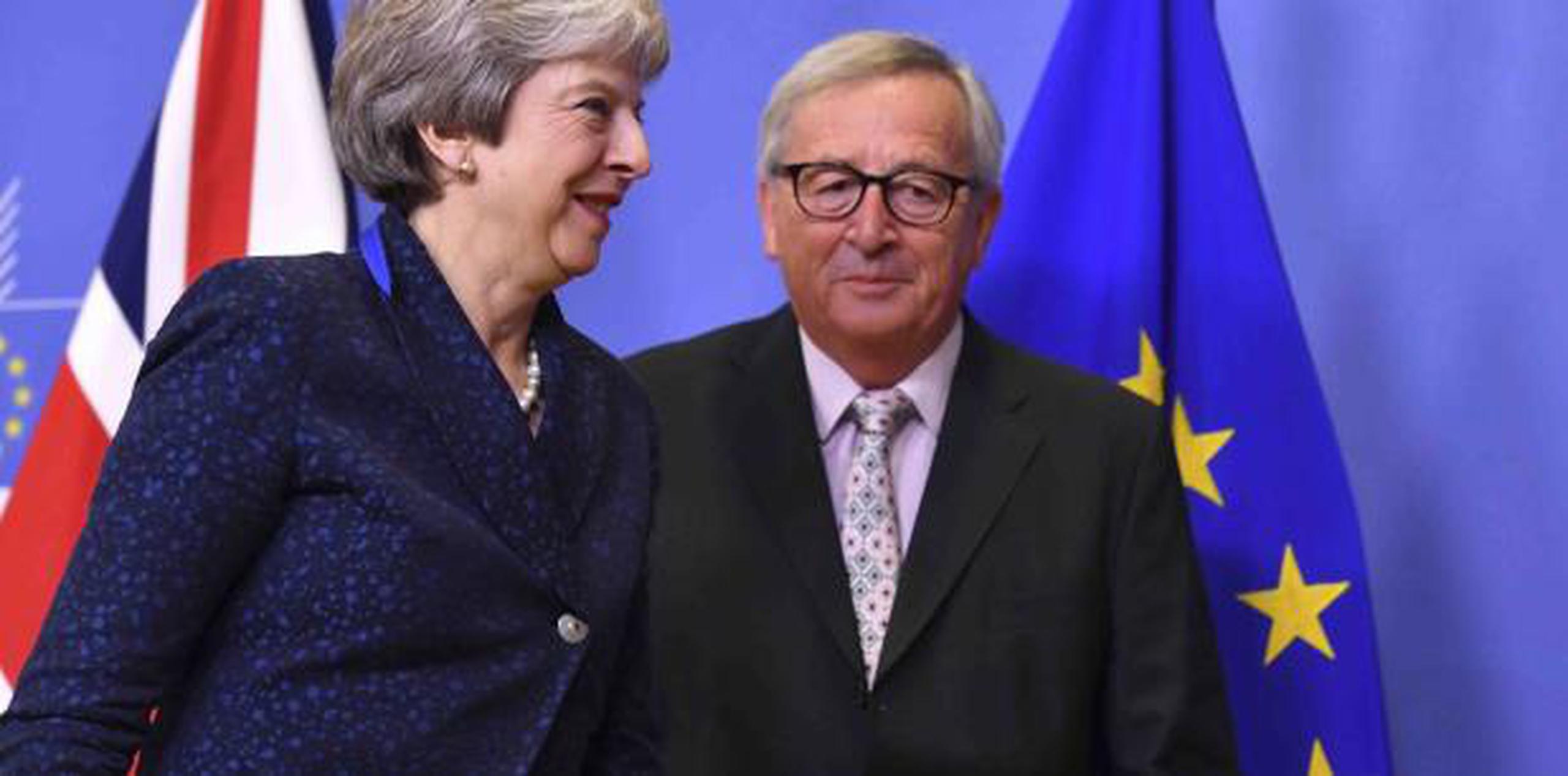 "Es un momento triste, es una tragedia”, dijo el presidente de la Comisión Europea, Jean-Claude Juncker, mientras a premier británica Theresa May elogió el pacto. (AP)