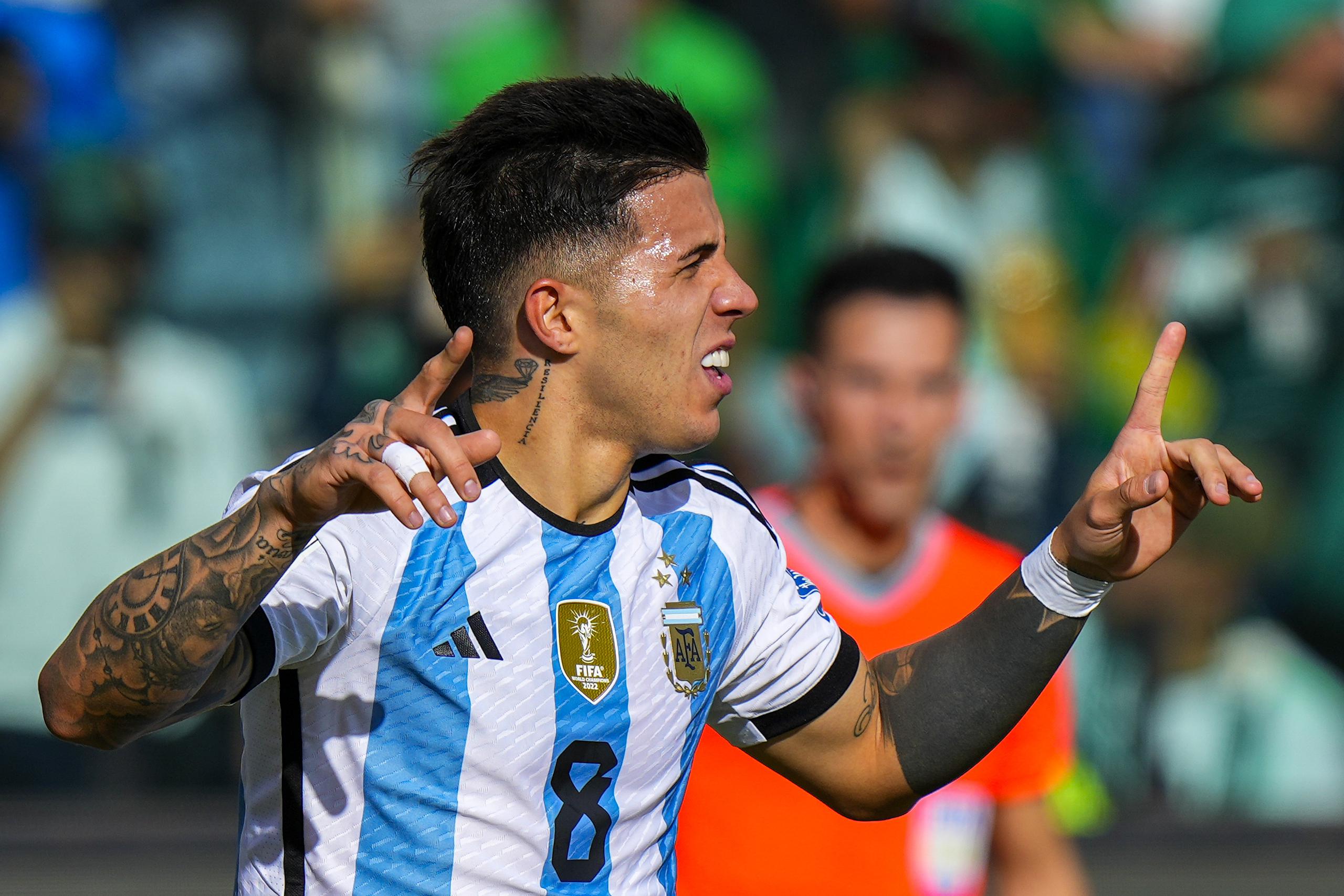 Enzo Fernández celebra tras anotar el primer gol de Argentina ante Bolivia durante el partido por las eliminatorias del Mundial, el martes 12 de septiembre de 2023, en La Paz.
