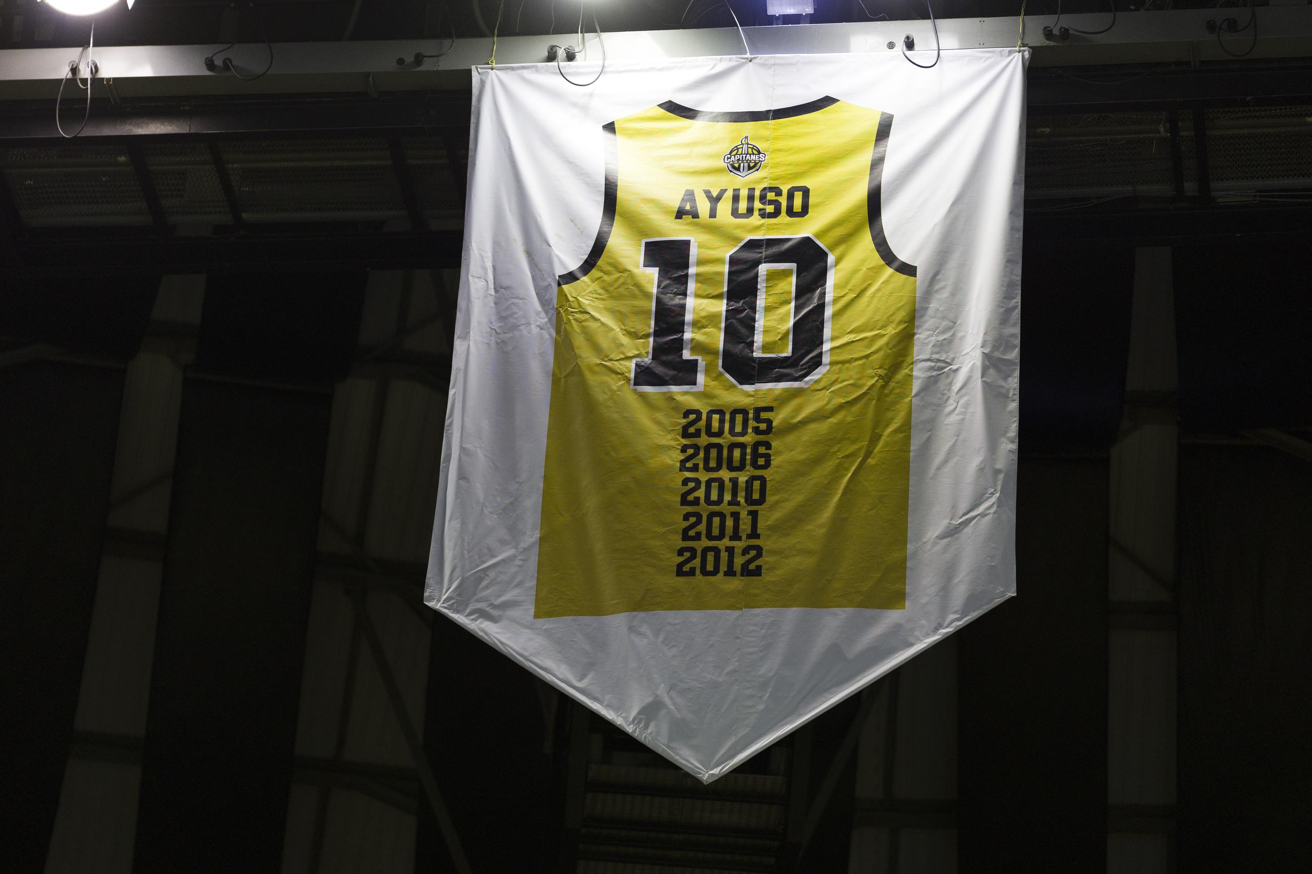 El número 10 de Larry Ayuso ahora cuelga en el Coliseo Manuel "Petaca" Iguina, de Arecibo.