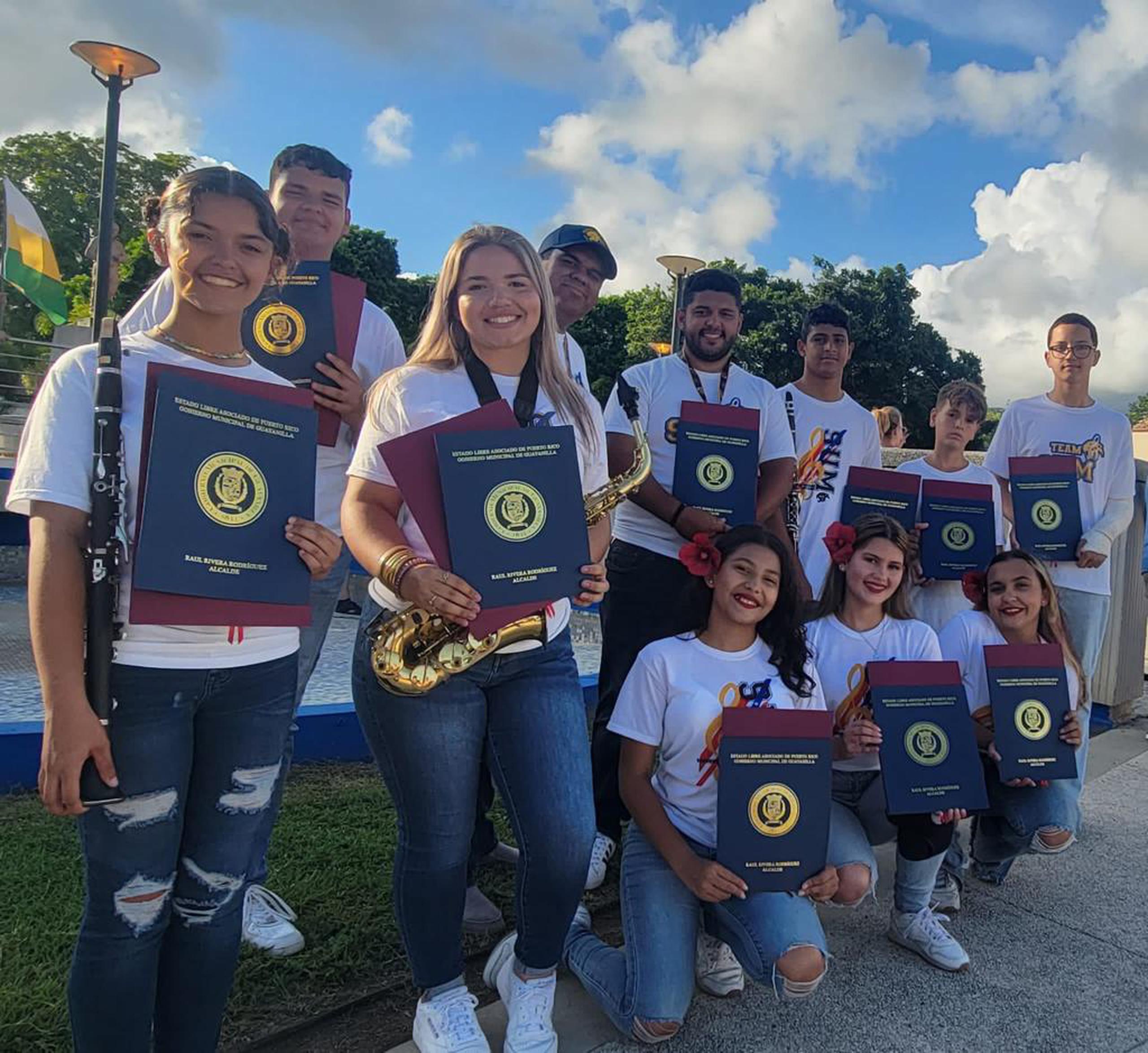 Los estudiantes músicos regresaron al pueblo de Guayanilla tras su excepcional desempeño en el festival de bandas y batuteras en Italia.