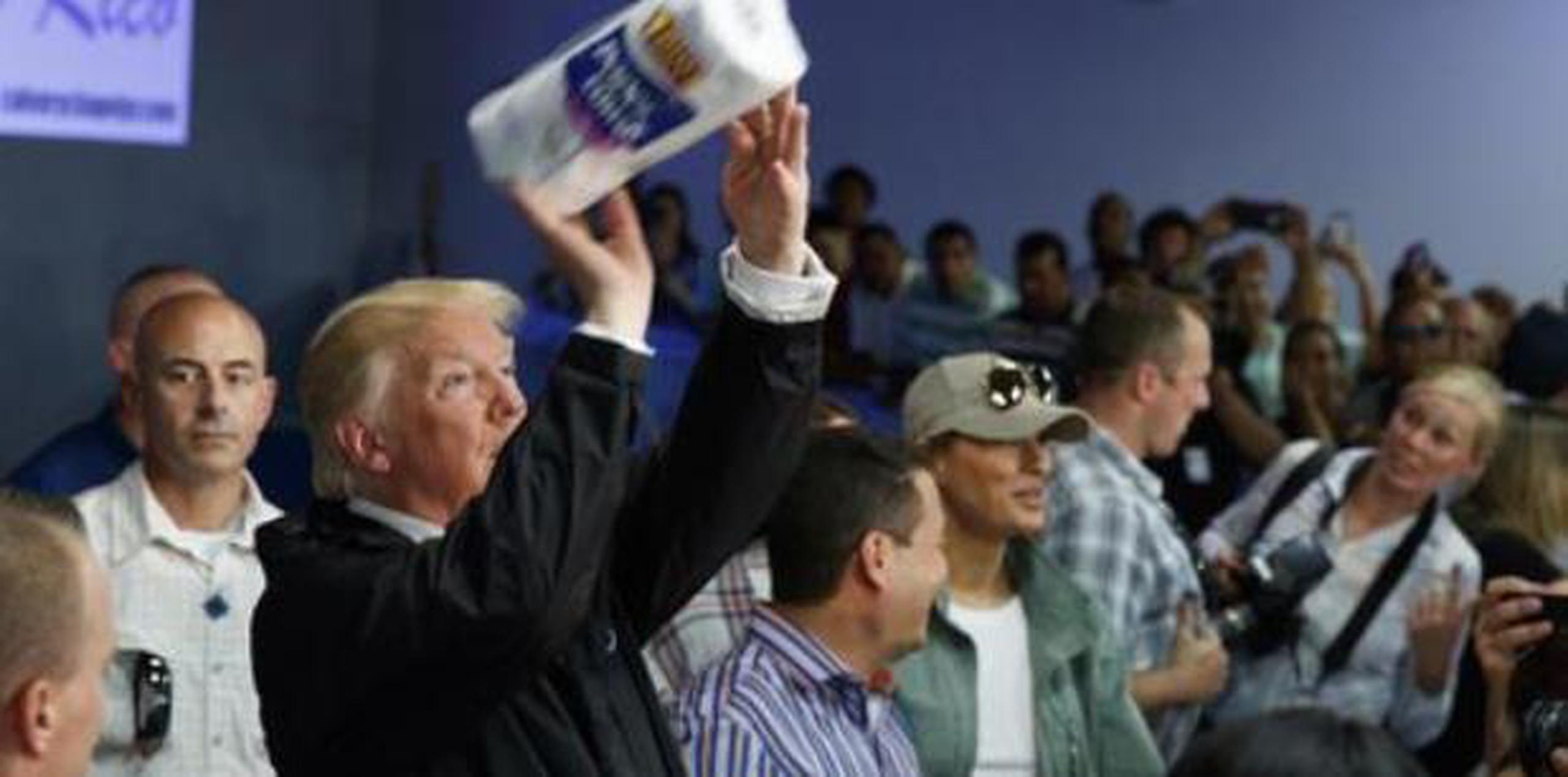 Donald Trump arrojó paquetes de papel toalla a la multitud mientras repartía suministros en la iglesia Calvary Chapel. (AP / Evan Vucci)