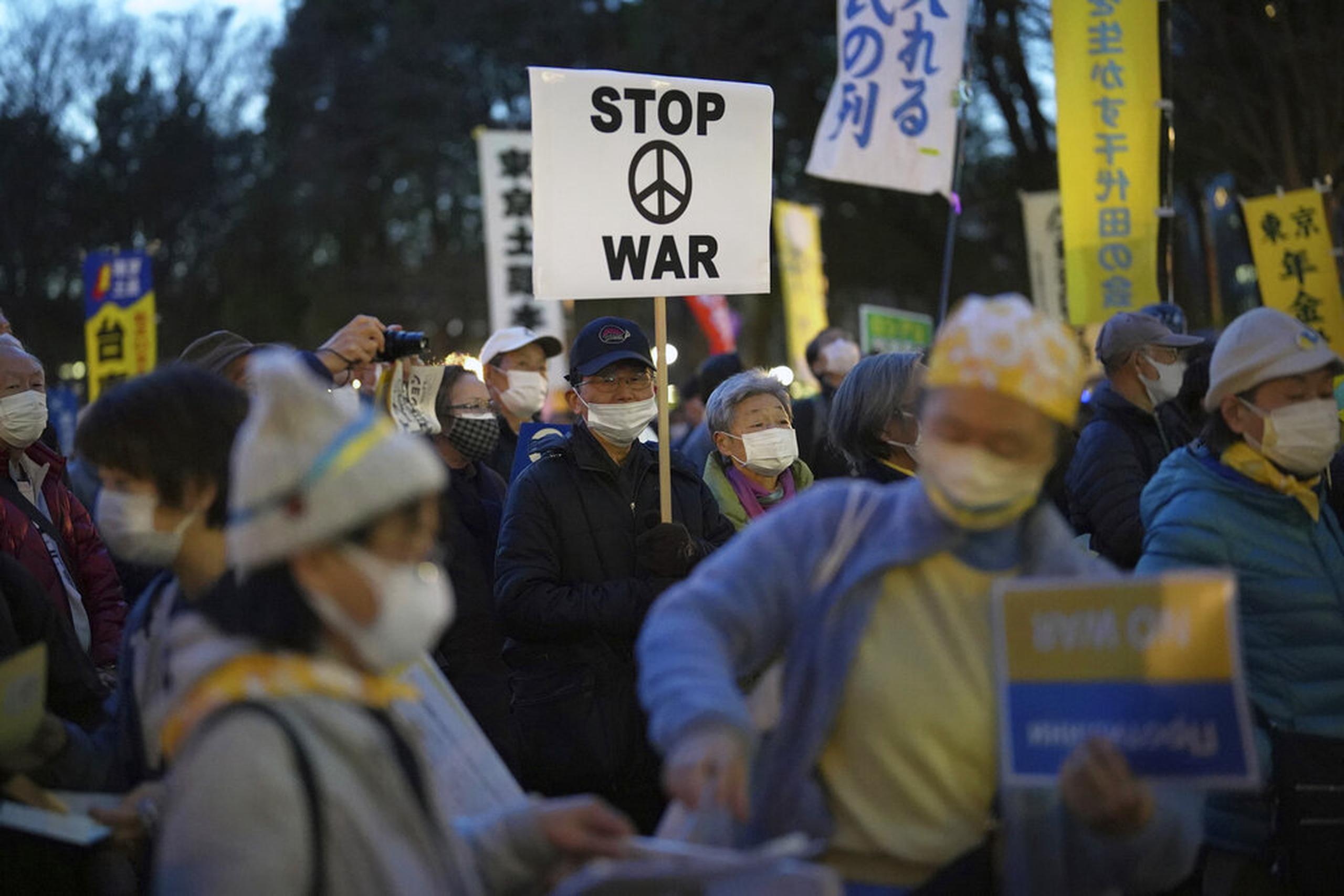 Manifestantes sostienen pancartas durante una protesta contra la invasión rusa en Ucrania, el 11 de marzo de 2022 en Tokio.
