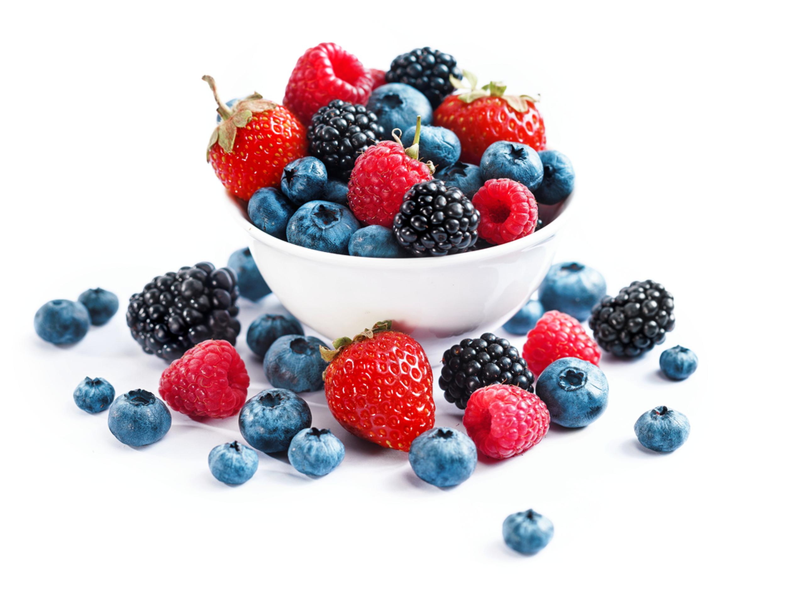 Añade de 20 a 30 gramos diarios de fibra a tu dieta, come más frutas, vegetales, granos y harinas integrales.