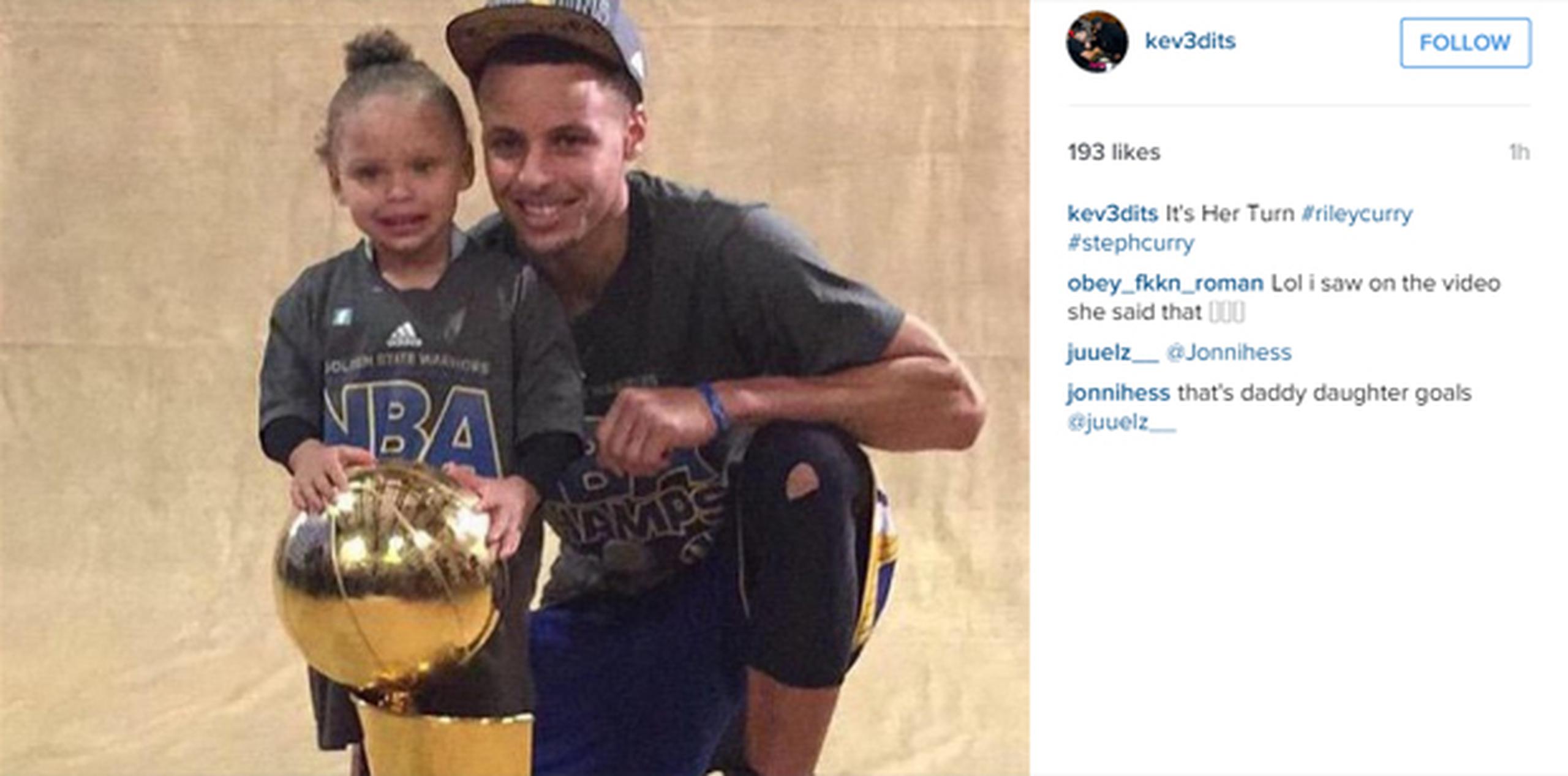 Y lo logró. La hija de Curry se tomó su foto con el campeonato y por supuesto, su papá. (Instagram)