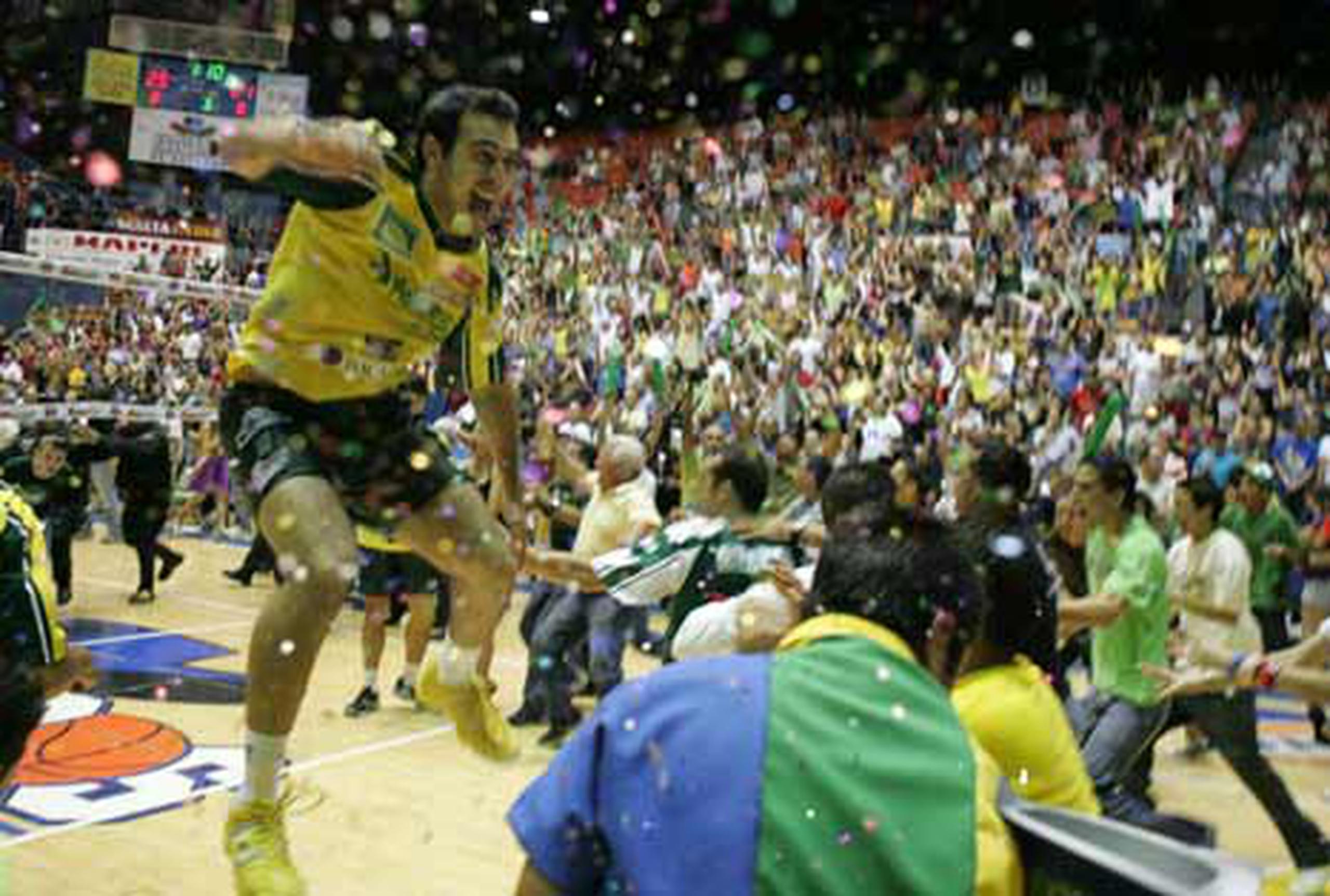 Momento de júbilo de los Plataneros de Corozal al proclamarse campeones del voleibol. (Primera Hora / José L. Cruz Candelaria)