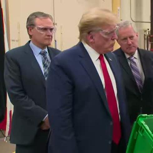 Trump visita una fábrica... ¡sin mascarilla!