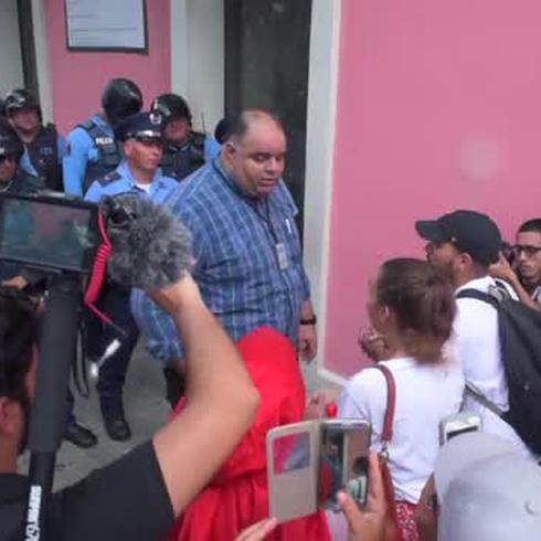 Manifestantes se quedan sin ver a Rosselló en la Fortaleza