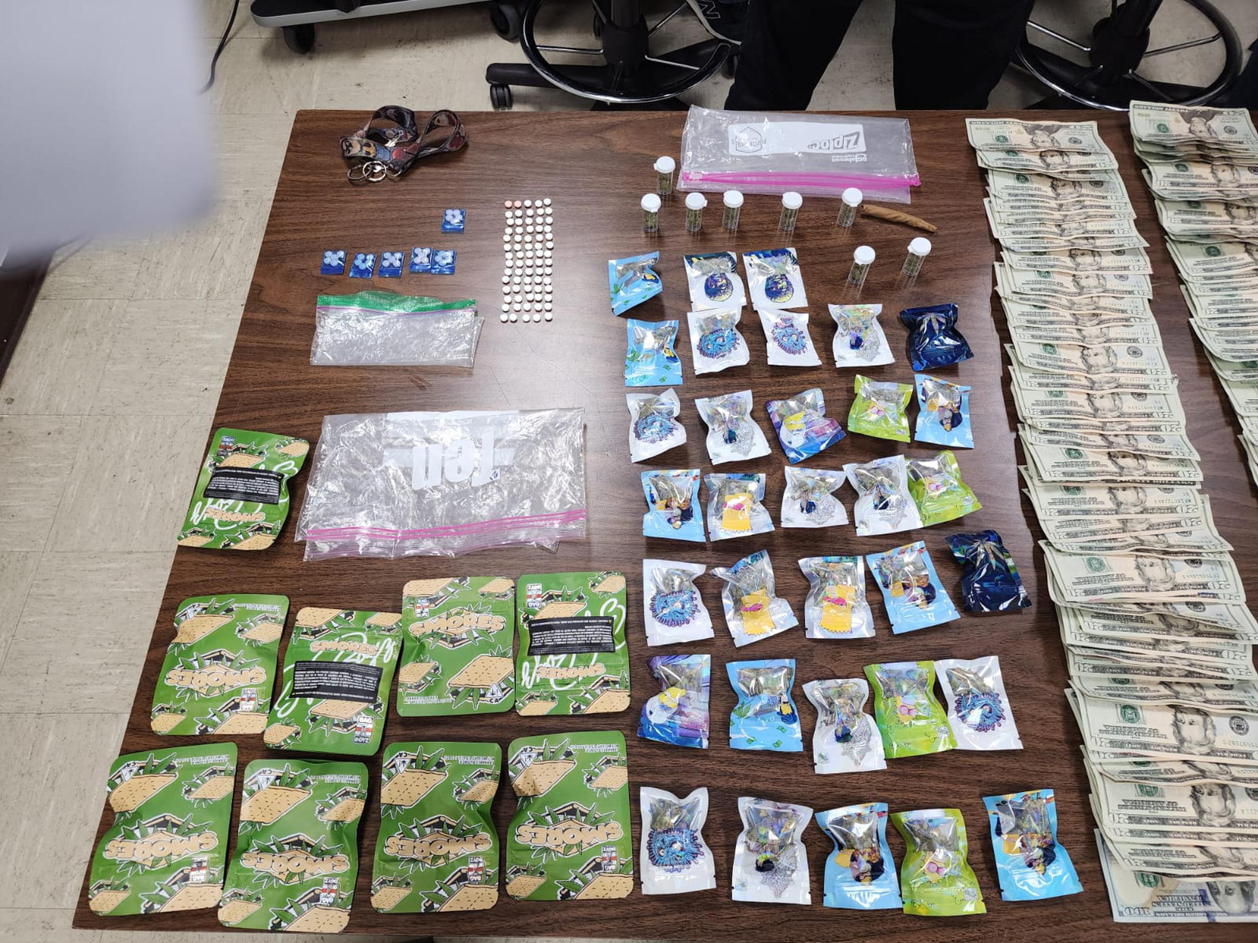 Marihuana "cripy" y pastillas de medicamentos controlados ocupados en un motel de Toa Baja, donde arrestaron a tres sospechosos de incidentes violentos en el área policíaca de Bayamón.