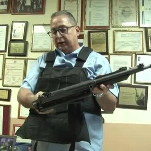 Alcalde salvadoreño patrulla su municipio con arma en manos
