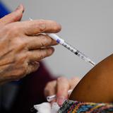 Corte autoriza mandato de Joe Biden para vacunación contra el COVID-19 en empresas