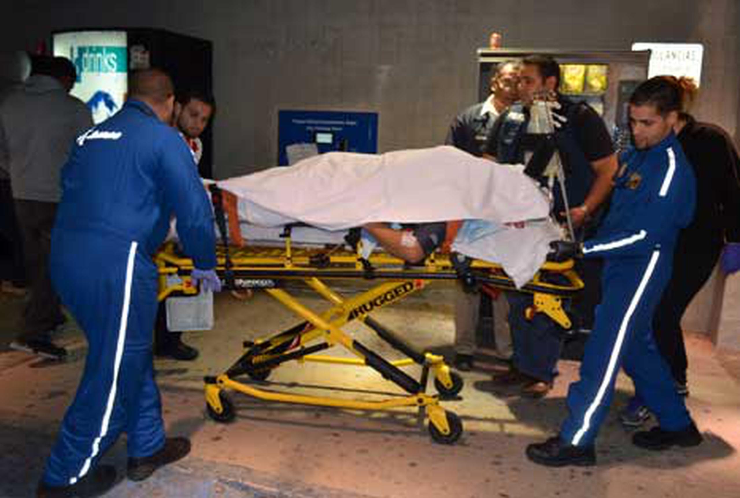 El policía Carlos Sepulveda fue llevado en condición delicada al hospital San Cristobal de Ponce y después fu trasladado al Centro Médico de Río Piedras.  (edgarvazquez@primerahora.com)