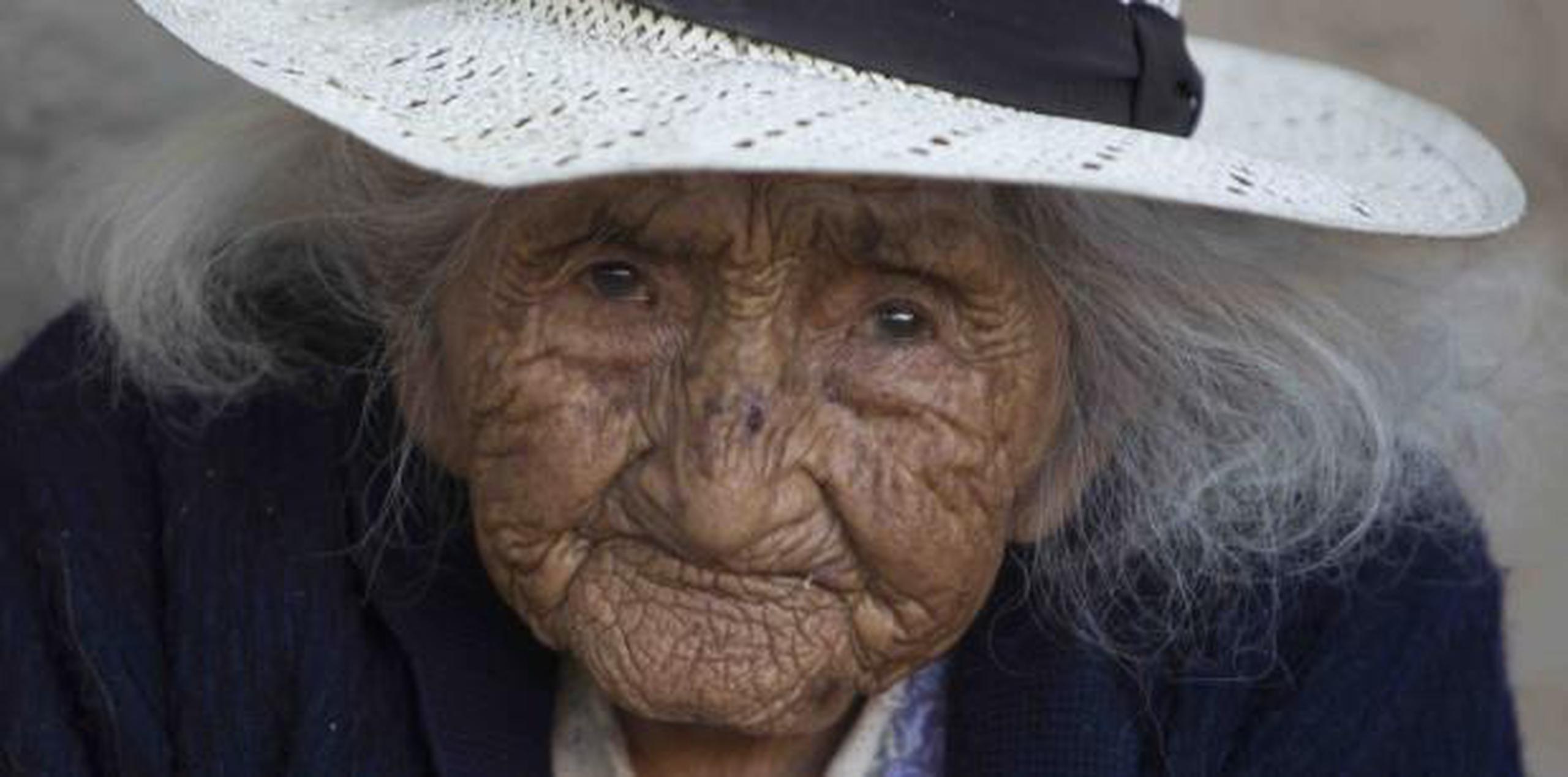 La anciana escucha poco pero sus ojos gastados brillan cuando recibe visitas. (AP / Juan Karita)