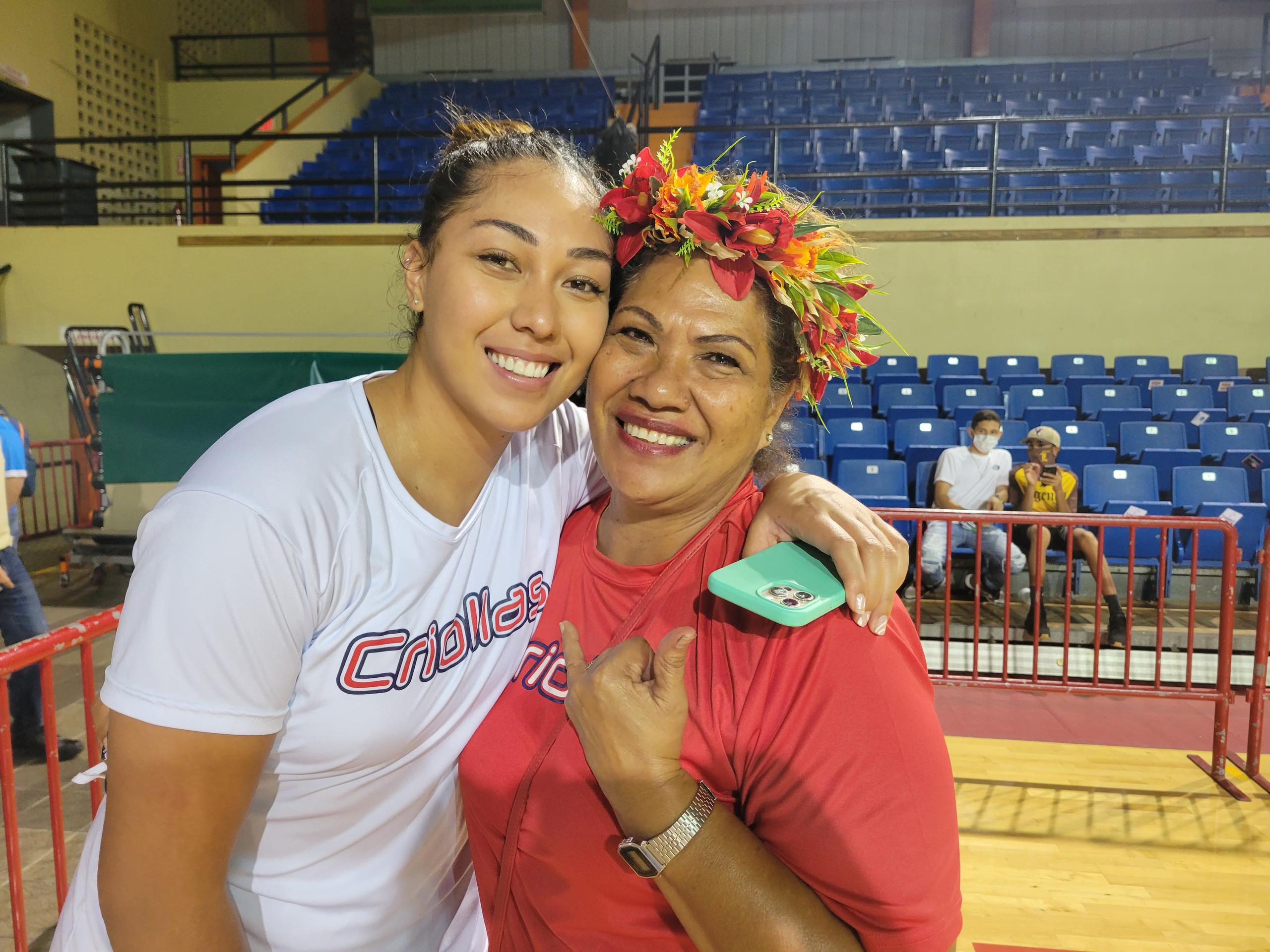 Adora Anae y su madre Ina muestran con orgullo sus rasgos y raíces polinesias en Puerto Rico, en donde Adora juega con las  Criolllas de Caguas.
