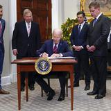 Joe Biden firma ley que evita huelga ferroviaria antes de Navidad