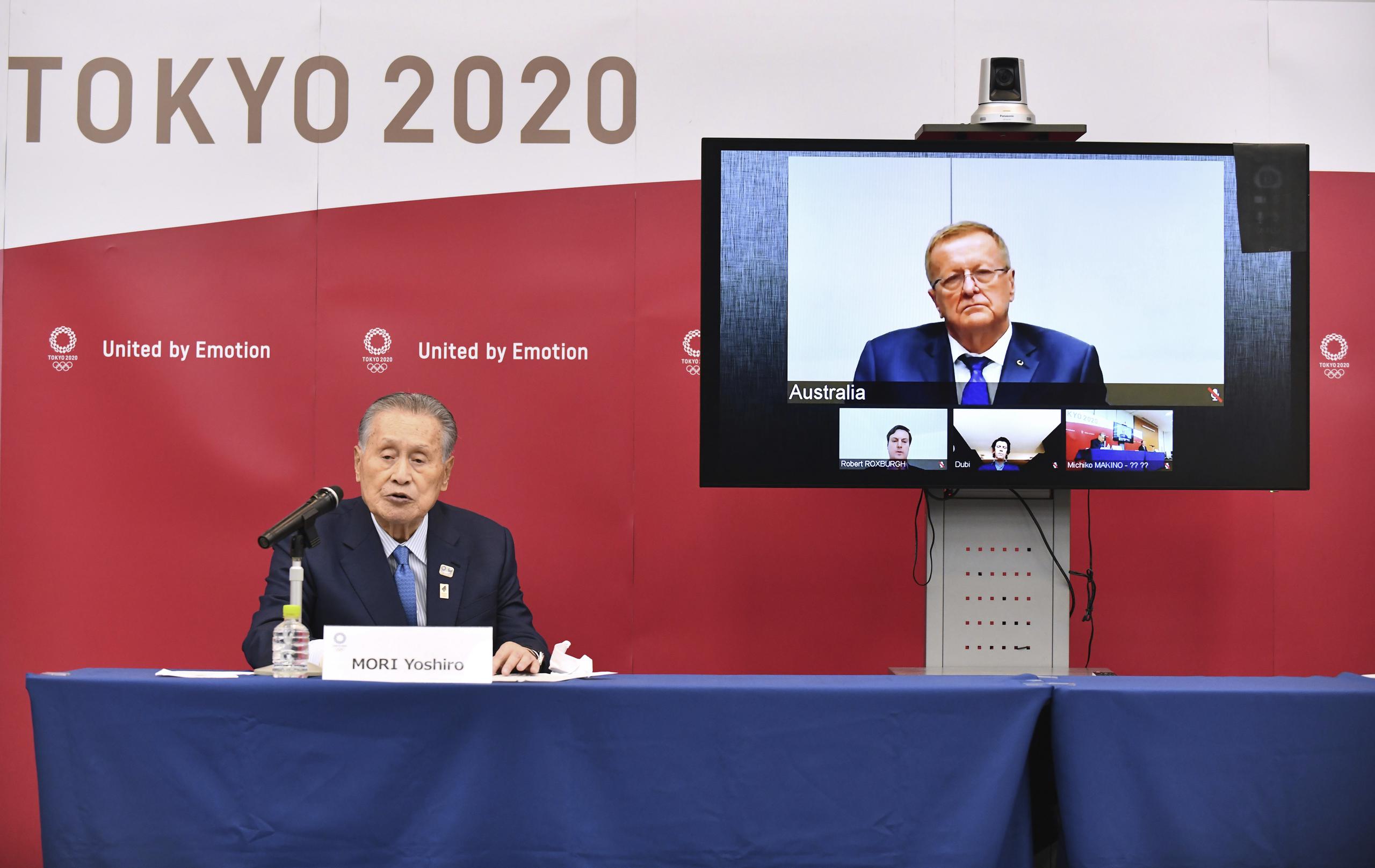El presidente del comité organizador de los Juegos Olímpicos de Tokio, Yoshiro Mori (izquierda), aparece aquí durante una teleconferencia con John Coates, director de la comisión coordinadora de los Juegos, en Tokio.