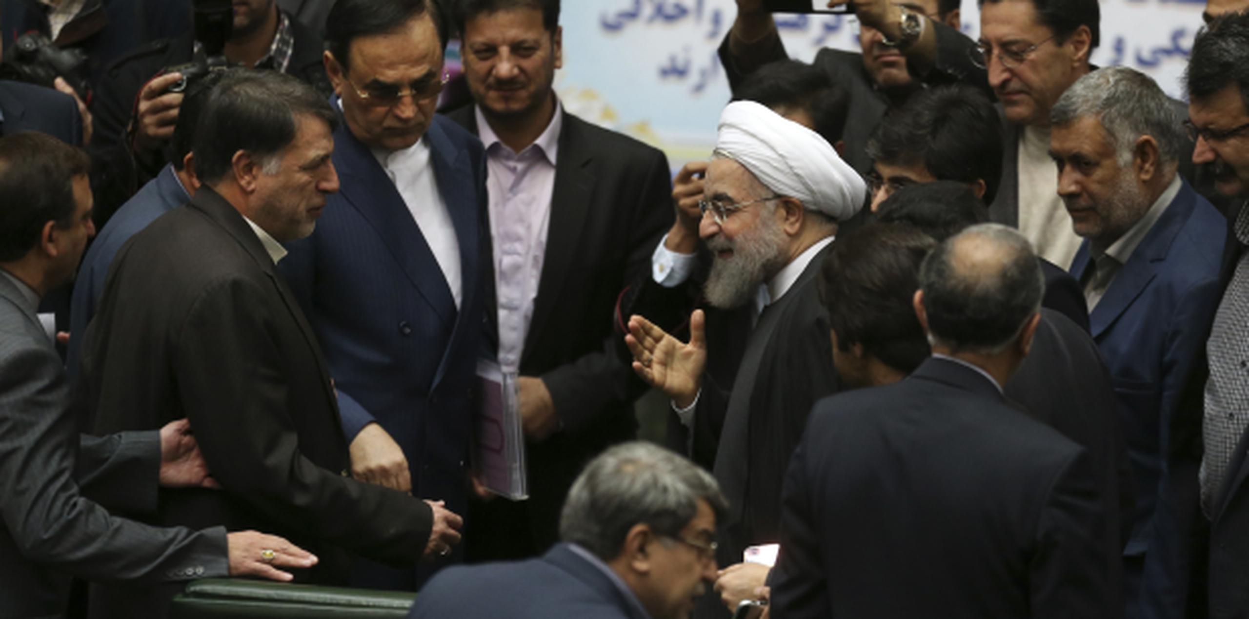 El presidente iraní Hassan Rouhani, con turbante,saluda a legisladores tras su mensaje televisado sobre el acuerdo nuclear. (AP)
