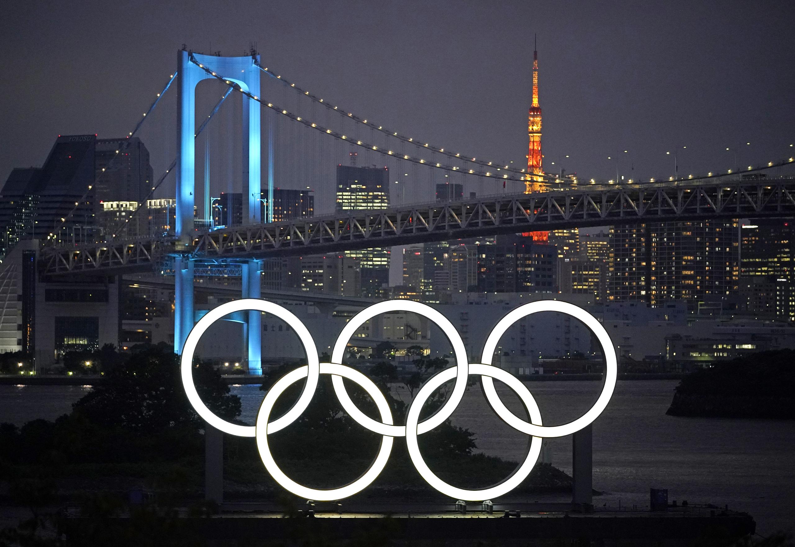 Los anillos entrelazados se exhibirán e iluminarán cada noche hasta el final de los Juegos Olímpicos en 2021.