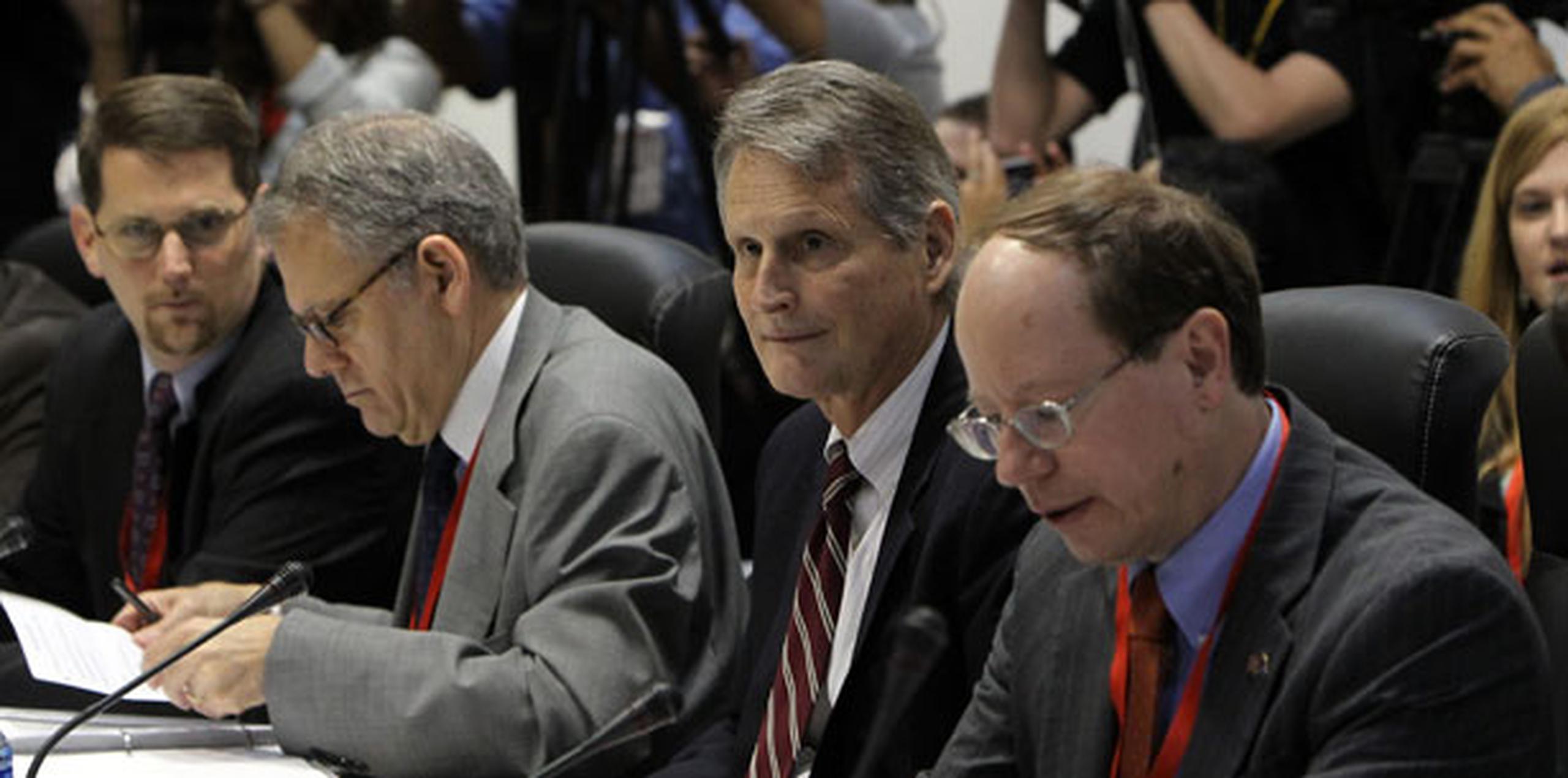 El secretario asistente adjunto para Latinoamérica del Departamento de Estado, Edward Alex Lee (tercero desde la derecha), participa en la primera reunión EEUU-Cuba tras el anuncio del restablecimiento de sus relaciones diplomáticas hoy. (Agencia EFE/Alejandro Ernesto)
