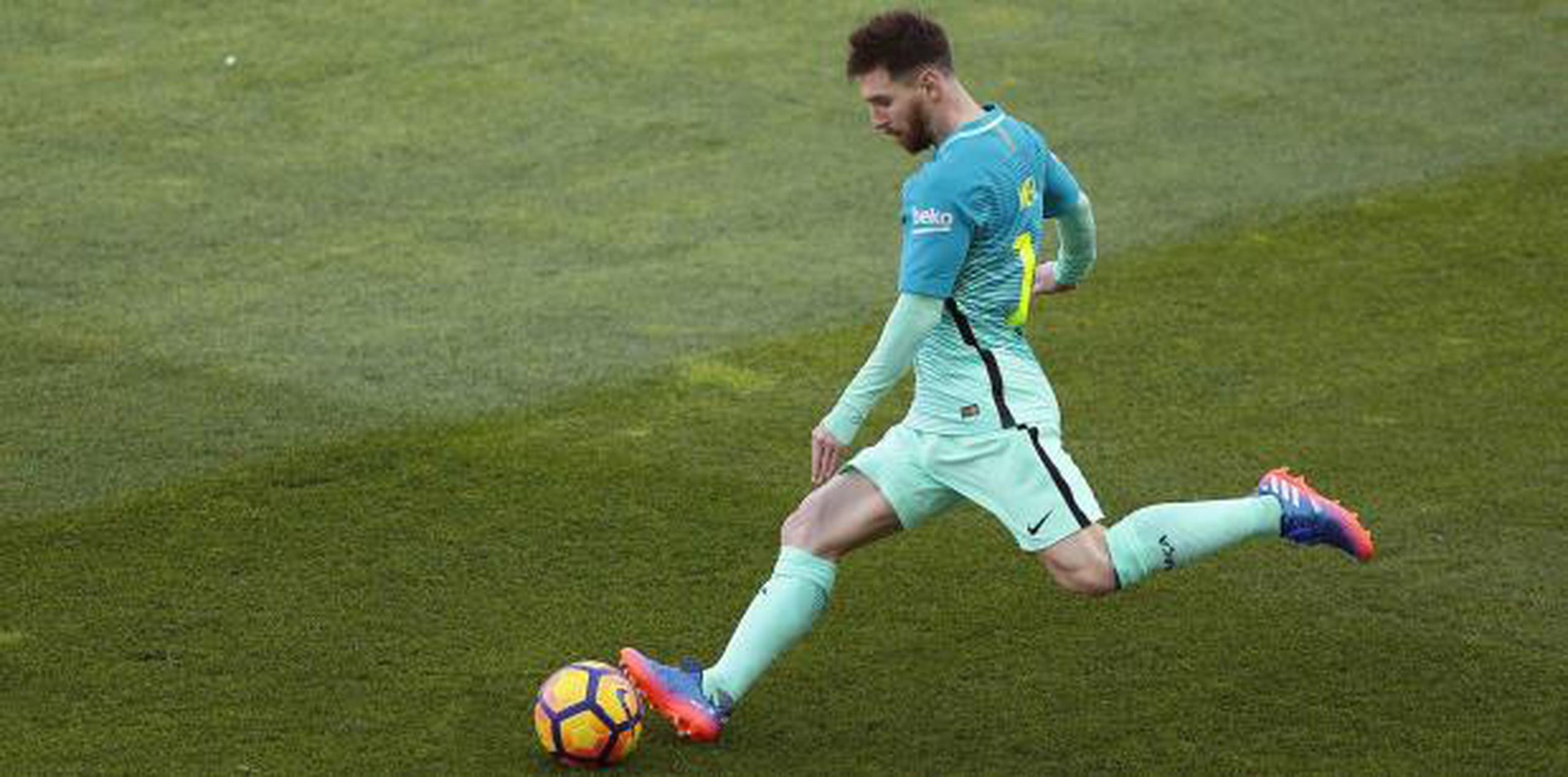 El astro argentino Lionel Messi se perdió la derrota por 1-0 contra el Athletic Bilbao el viernes en el arranque de la liga. (AP)