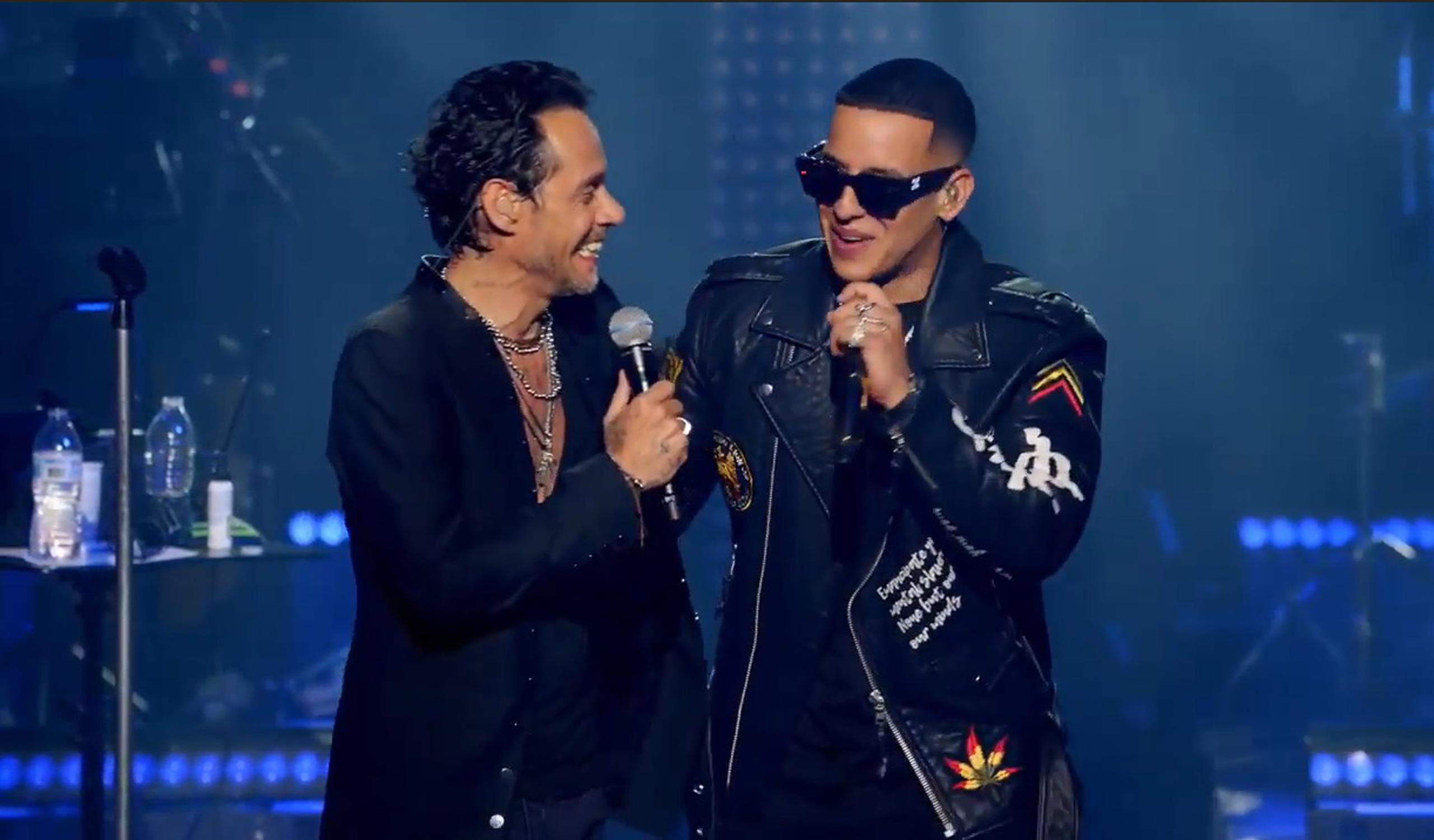 Daddy Yankee se le unió para cantar el tema "De vuelta pa' la vuelta".