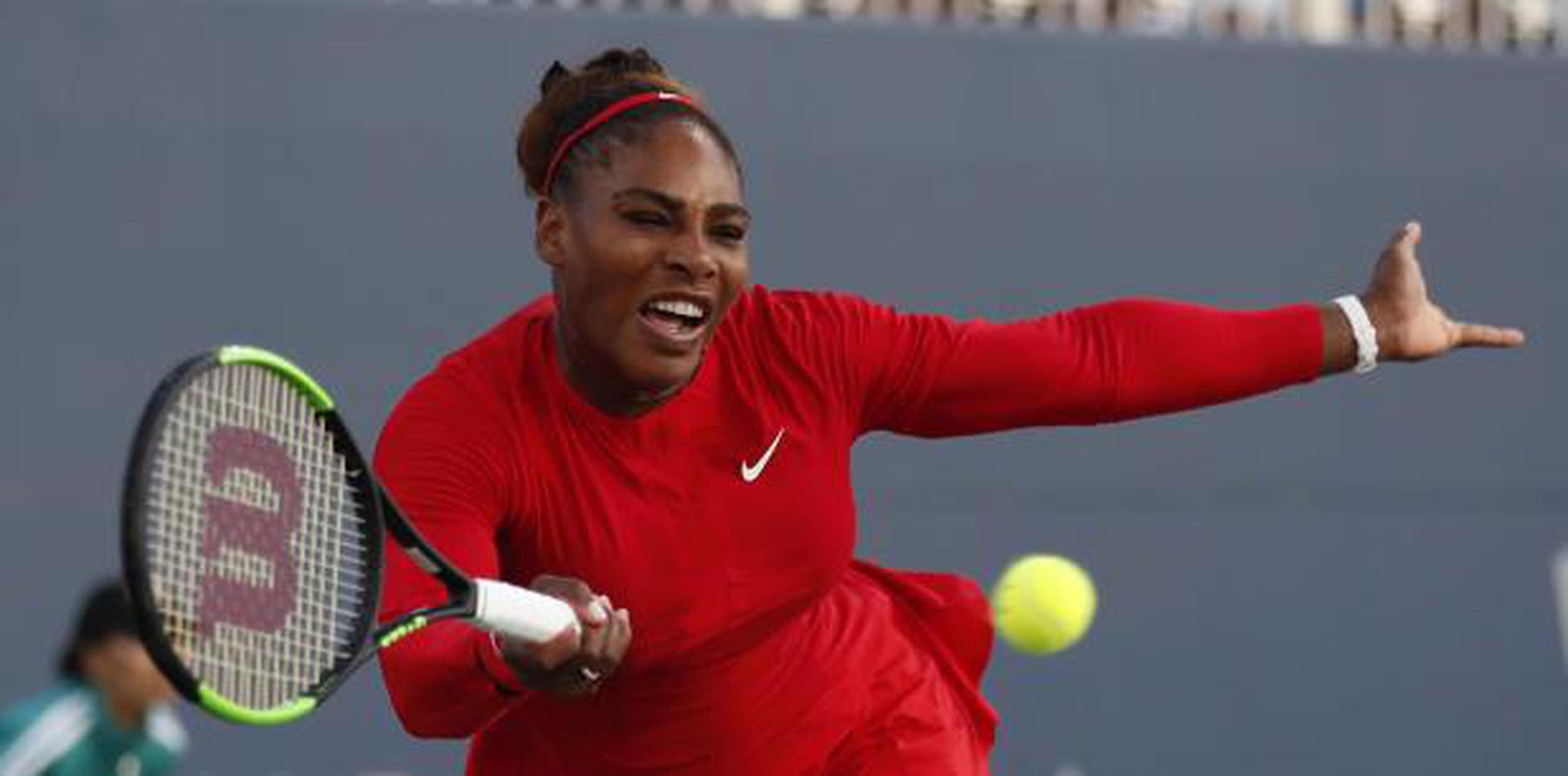 Serena Williams nunca antes había logrado un único juego en un partido, pero el martes solo pudo anotarse su saque en el juego inicial. (AP / Tony Avelar)