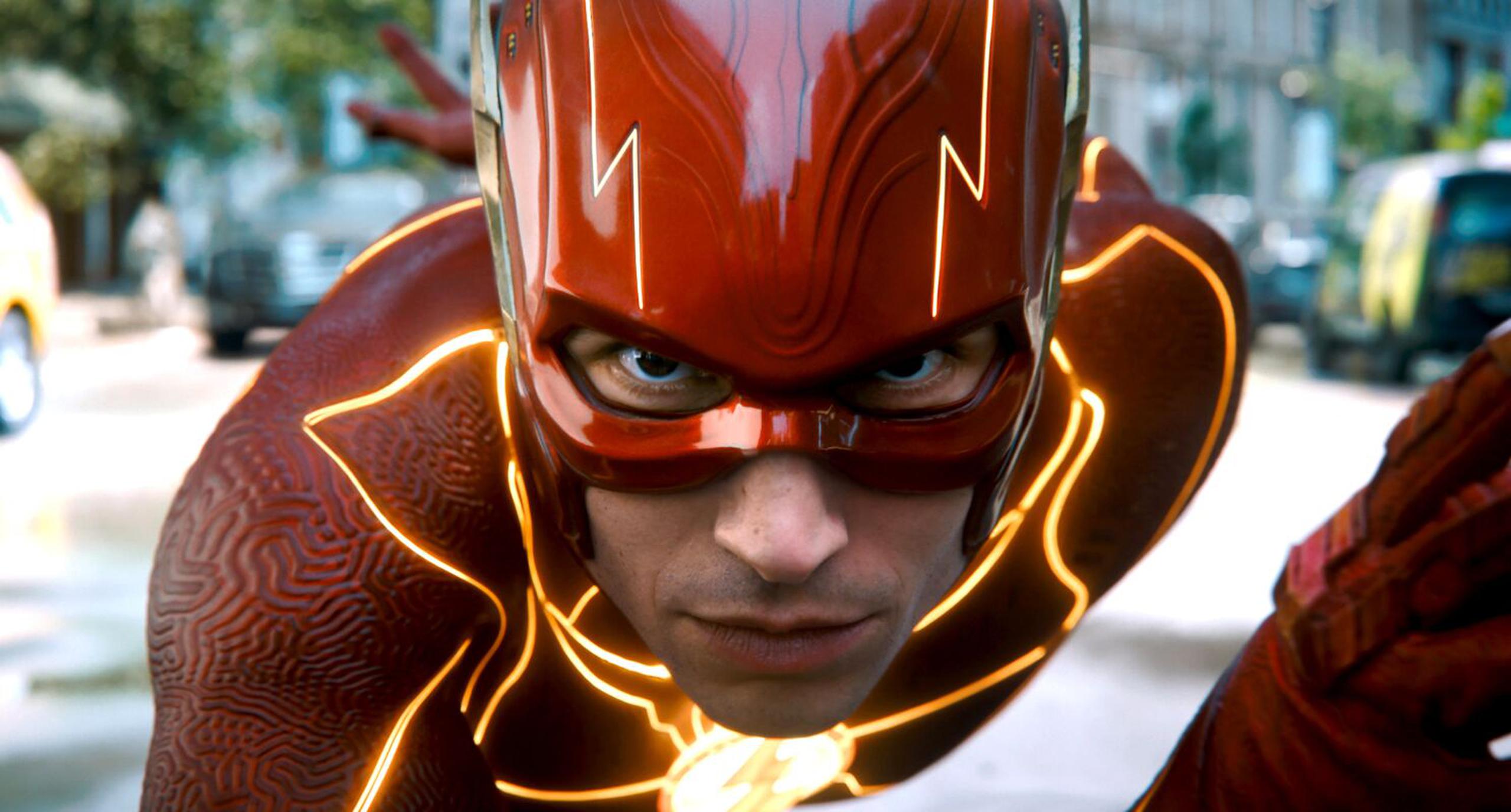 Ezra Miller interpreta al superhéroe de  DC Comics "The Flash" en la cinta del mismo nombre.