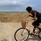 Ecuatoriano buscará un récord en Puerto Rico al pedalear bicicleta de espalda