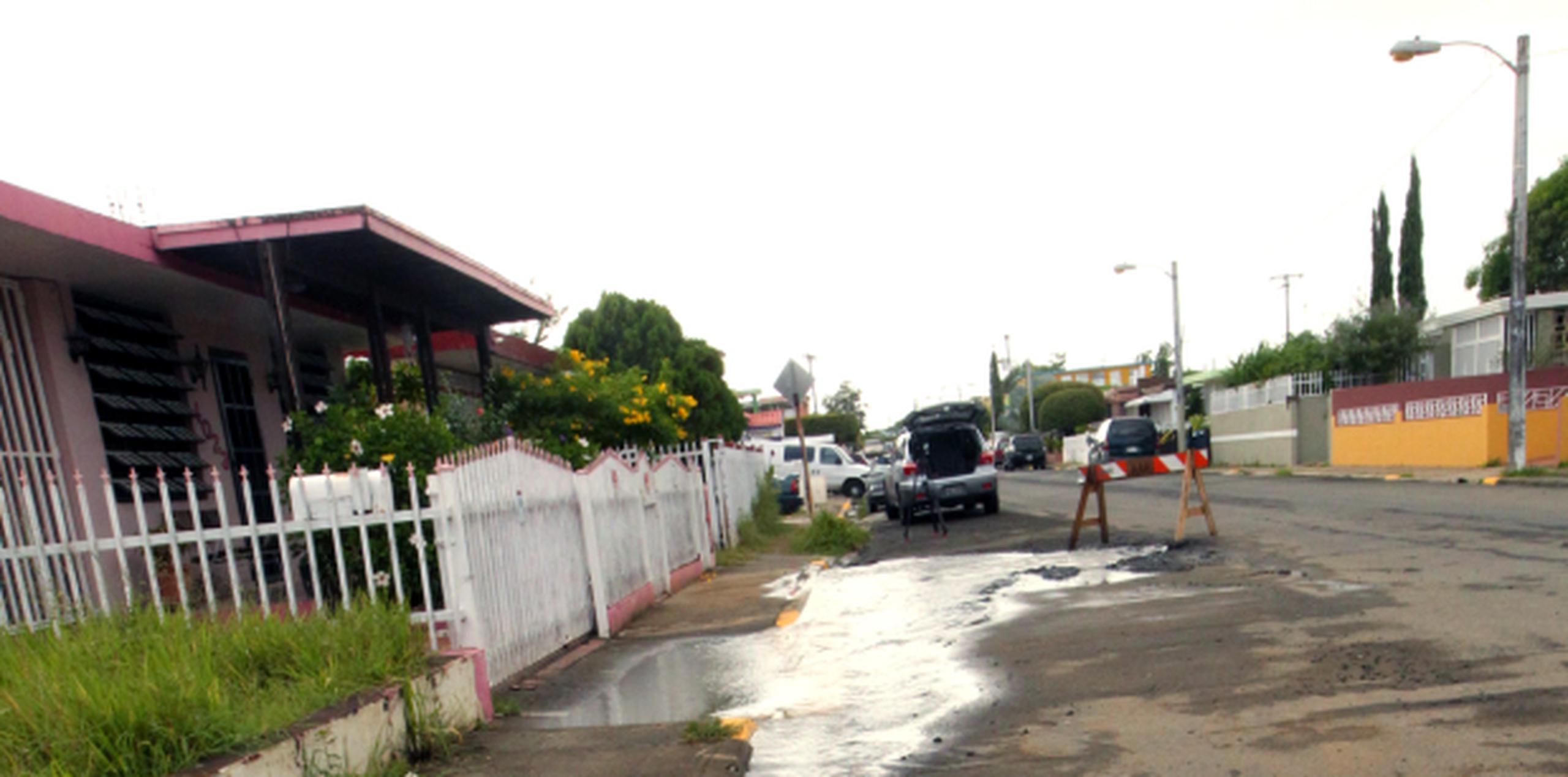 Vecinos de la calle Carmen Buzello dicen que hay unos nueve postes apagados. (Archivo)