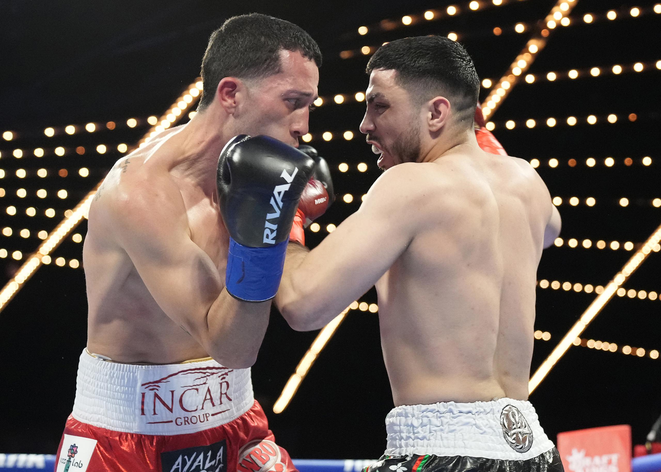 Andrés Cortés castiga a Bryan Chevalier en una pelea celebrada en el Teatro del Madison Square Garden.