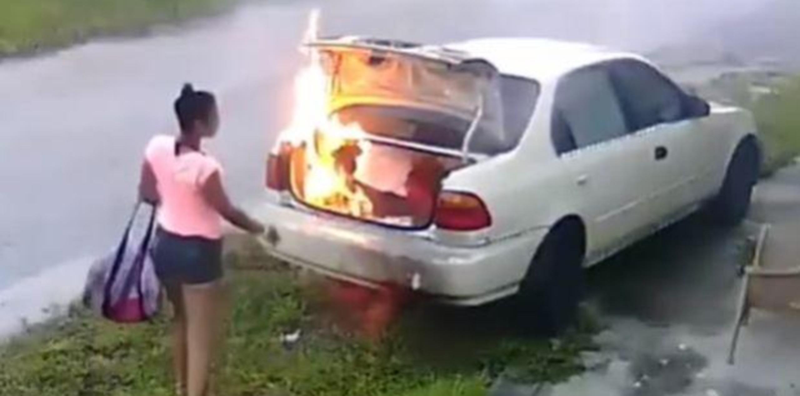 Carmen Chamblee, de 19 años, incendió el baúl de un Honda Civic. (YouTube)