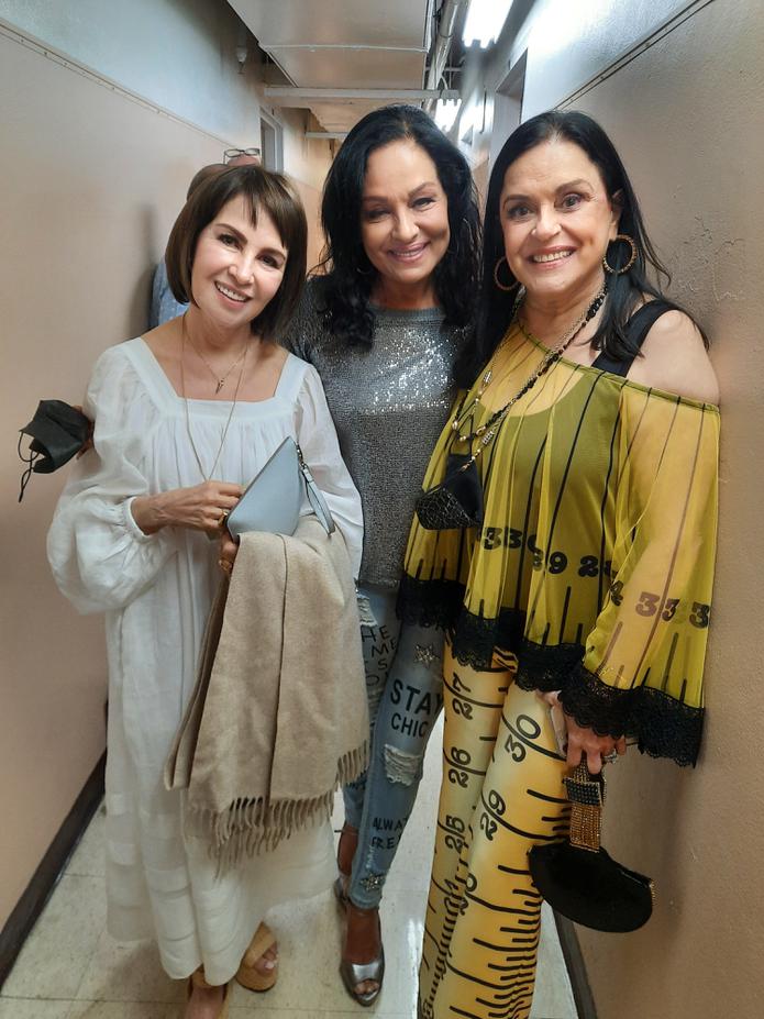 Nydia Caro, Alba Nydia Díaz y Marylin Pupo durante el concierto de Paloma San Basilio.